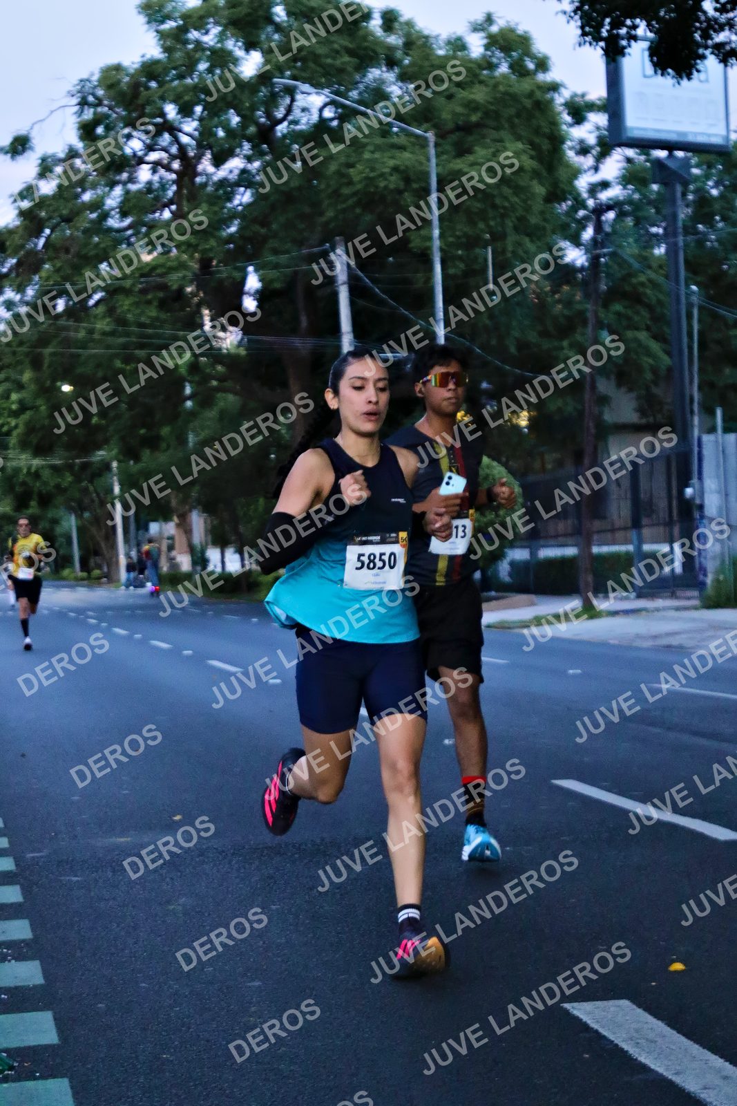 Foto de la X Carrera Leones Negros Red Cola 2026 en Rectoría General de la UdeG, Av. Juárez 976 (meta en Av. Enrique Díaz de León y Pedro Moreno), Guadalajara a las 04:51 · dorsal 13
