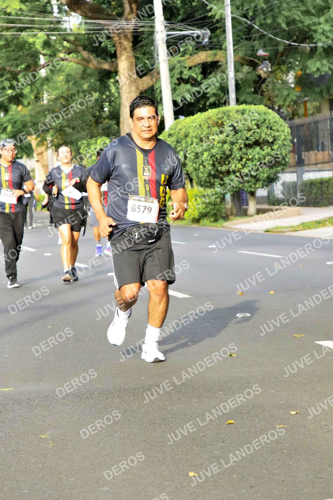 Foto de la X Carrera Leones Negros Red Cola 2026 en Rectoría General de la UdeG, Av. Juárez 976 (meta en Av. Enrique Díaz de León y Pedro Moreno), Guadalajara a las 08:11 · dorsal 8579, 9189, 48