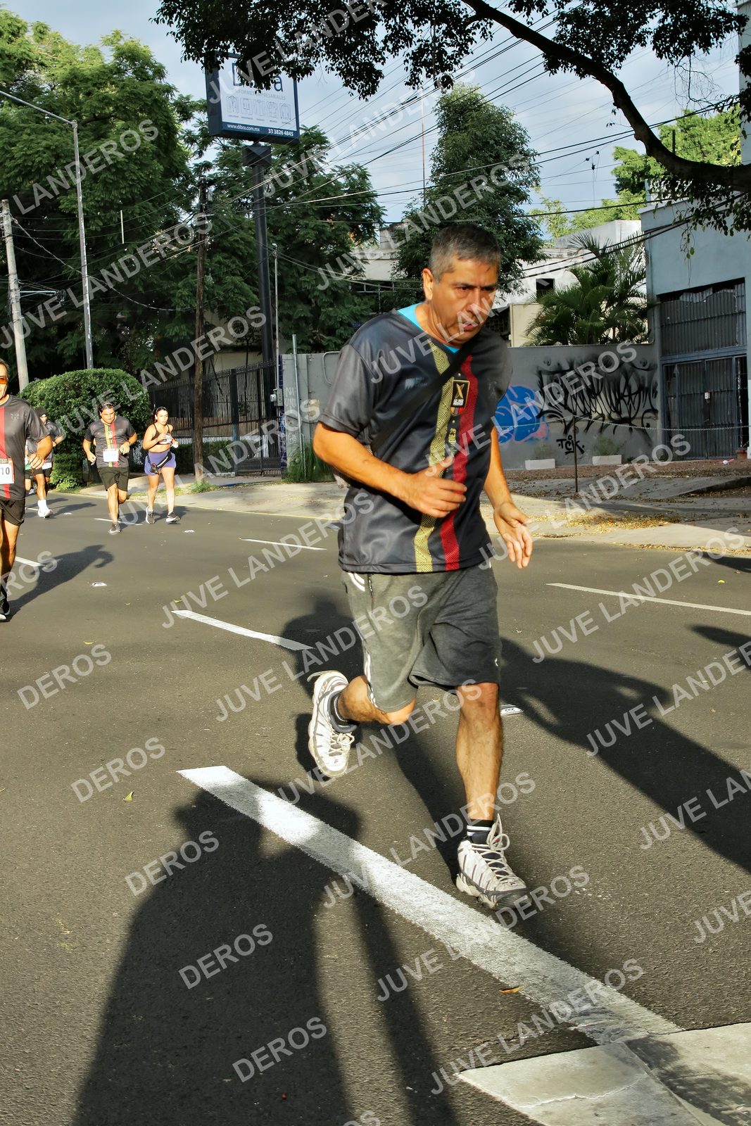 Foto de la X Carrera Leones Negros Red Cola 2026 en Rectoría General de la UdeG, Av. Juárez 976 (meta en Av. Enrique Díaz de León y Pedro Moreno), Guadalajara a las 07:41 · dorsal 10