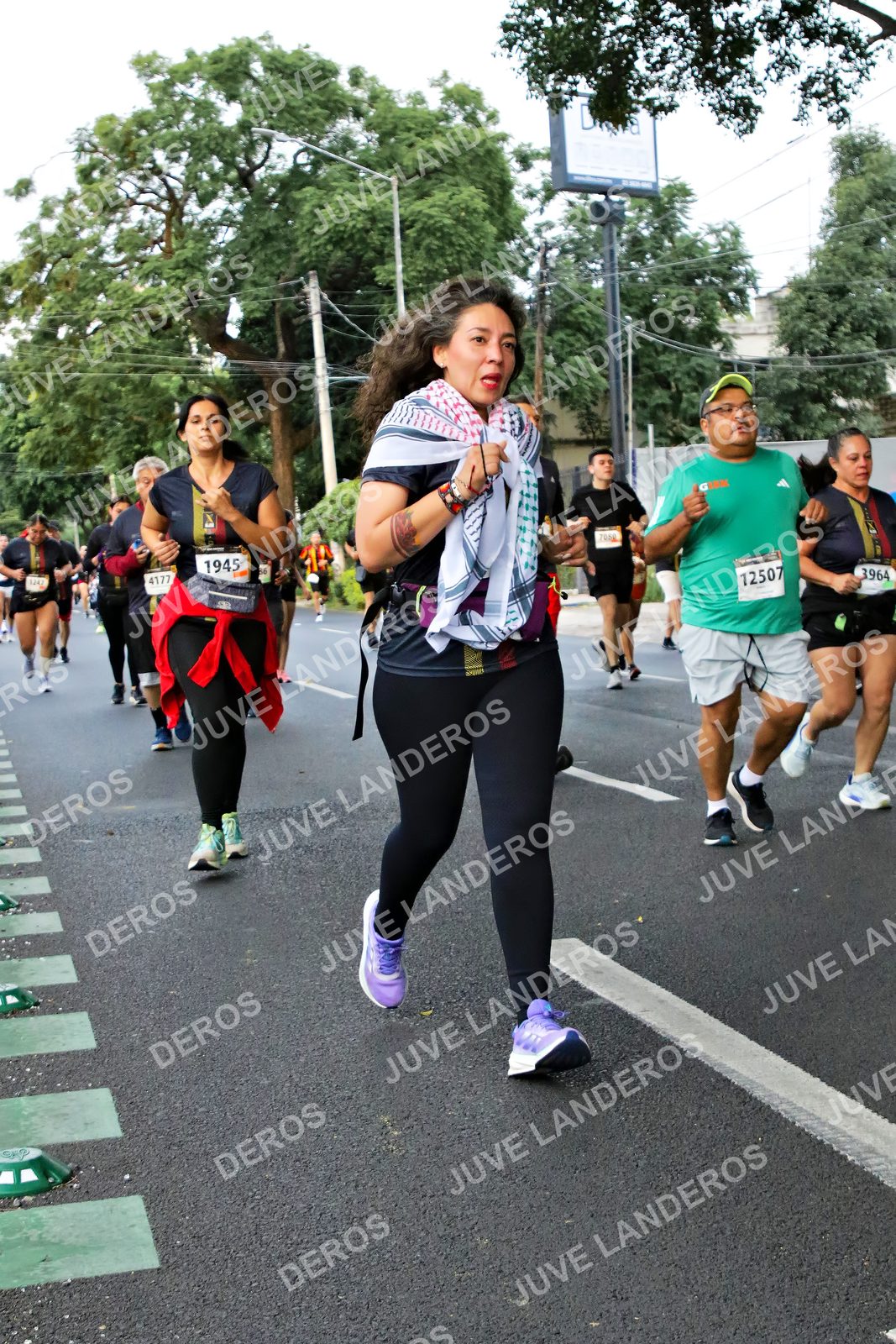 Foto de la X Carrera Leones Negros Red Cola 2026 en Rectoría General de la UdeG, Av. Juárez 976 (meta en Av. Enrique Díaz de León y Pedro Moreno), Guadalajara a las 05:09 · dorsal 1945, 12507, 3964, 4177