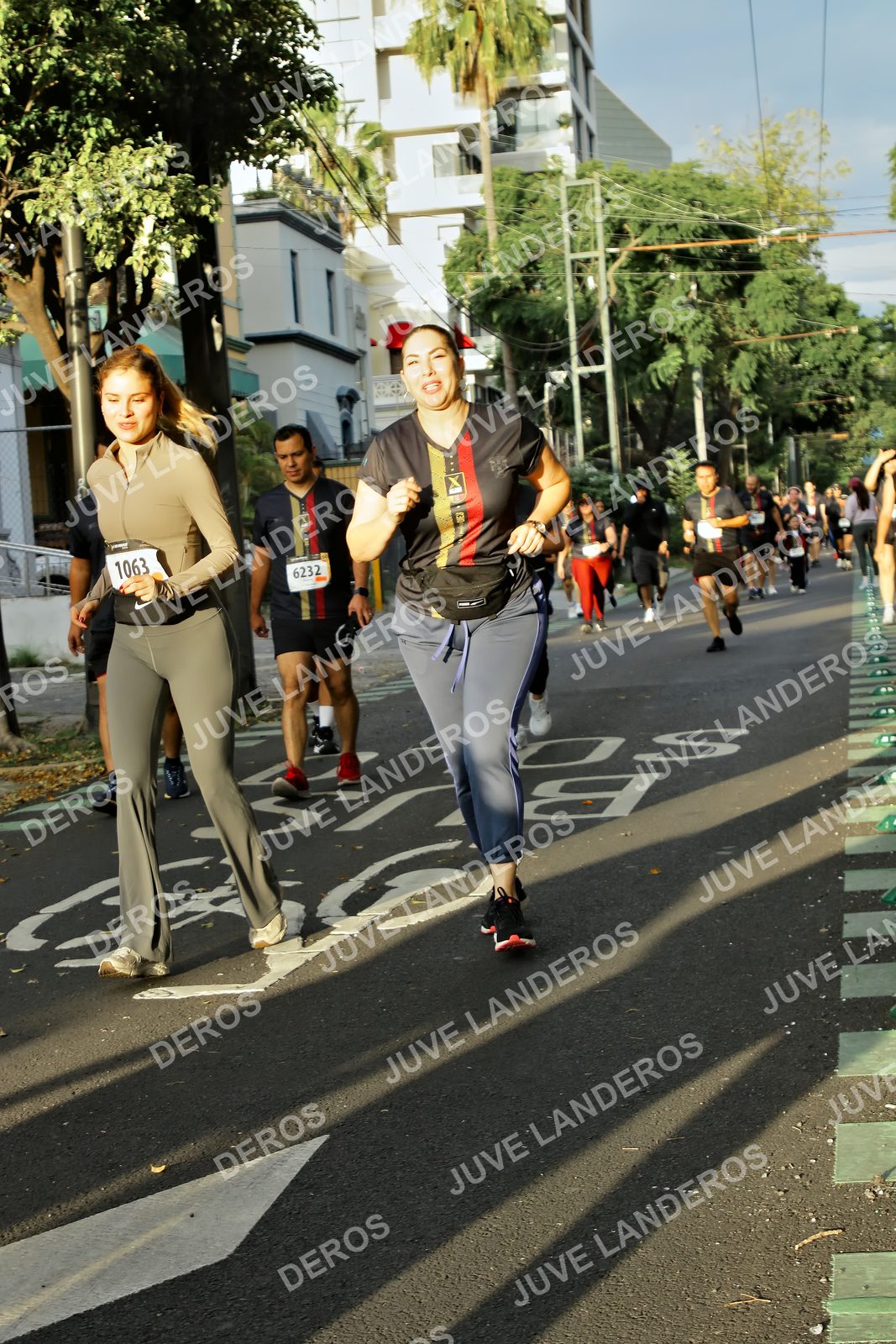 Foto de la X Carrera Leones Negros Red Cola 2026 en Rectoría General de la UdeG, Av. Juárez 976 (meta en Av. Enrique Díaz de León y Pedro Moreno), Guadalajara a las 07:27 · dorsal 1063, 6232