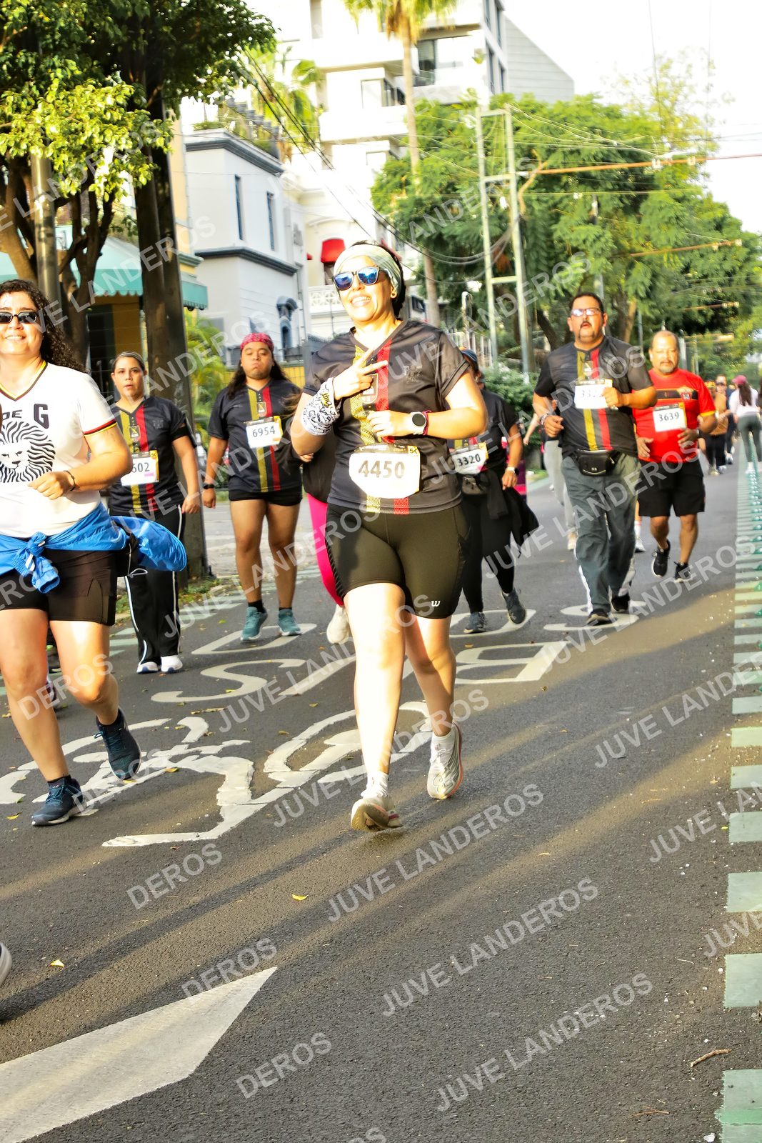 Foto de la X Carrera Leones Negros Red Cola 2026 en Rectoría General de la UdeG, Av. Juárez 976 (meta en Av. Enrique Díaz de León y Pedro Moreno), Guadalajara a las 07:23 · dorsal 4450, 6954, 3639, 3320