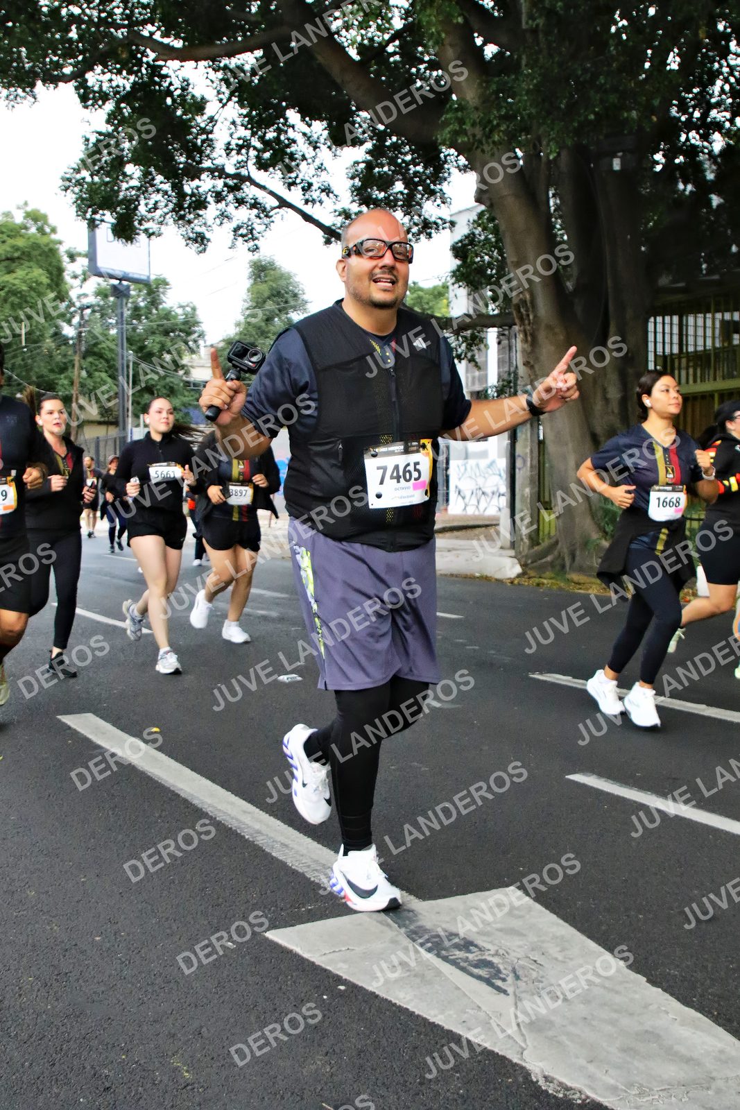 Foto de la X Carrera Leones Negros Red Cola 2026 en Rectoría General de la UdeG, Av. Juárez 976 (meta en Av. Enrique Díaz de León y Pedro Moreno), Guadalajara a las 05:10 · dorsal 1668, 7465, 5661, 3897