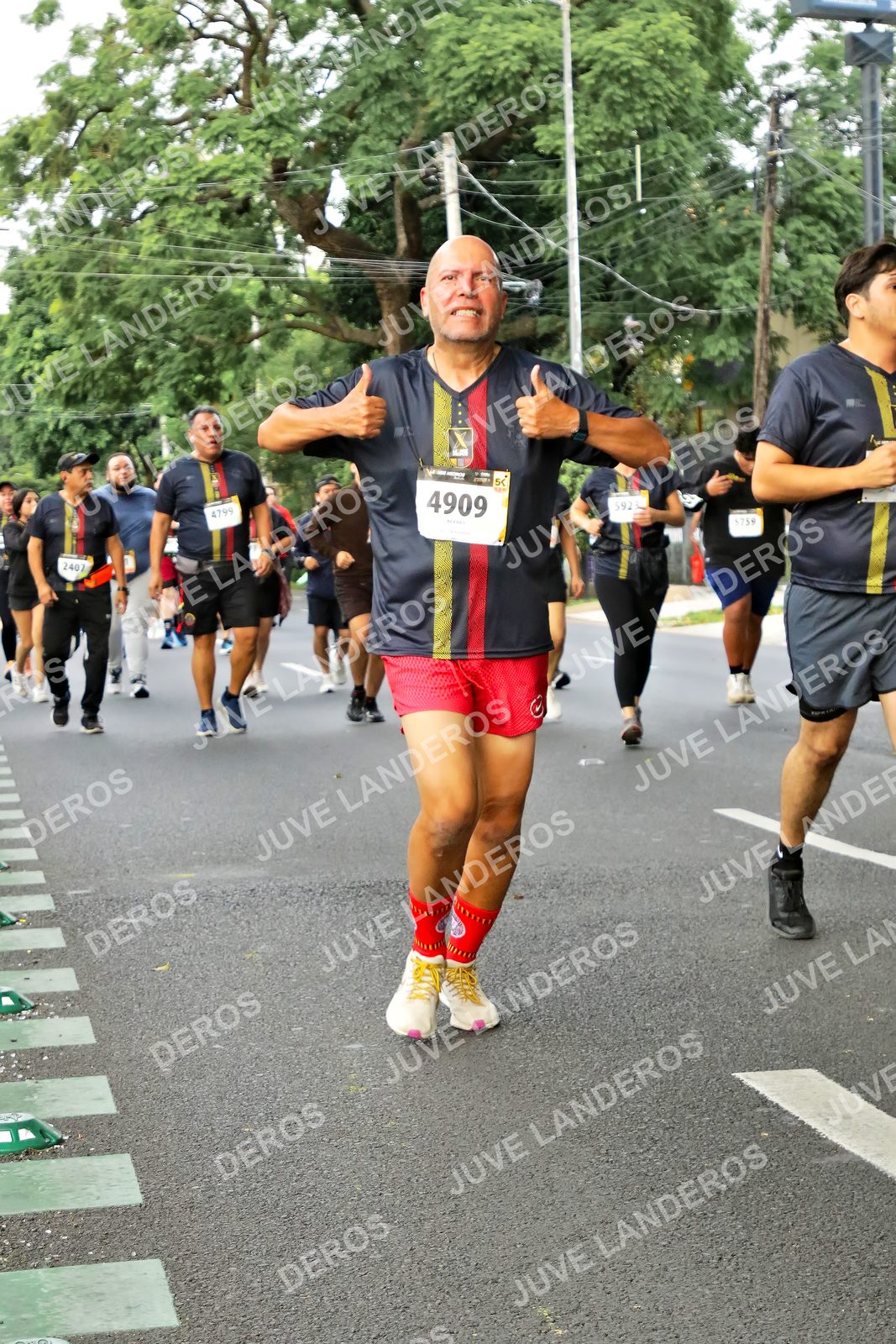Foto de la X Carrera Leones Negros Red Cola 2026 en Rectoría General de la UdeG, Av. Juárez 976 (meta en Av. Enrique Díaz de León y Pedro Moreno), Guadalajara a las 07:18 · dorsal 4909, 4799, 592
