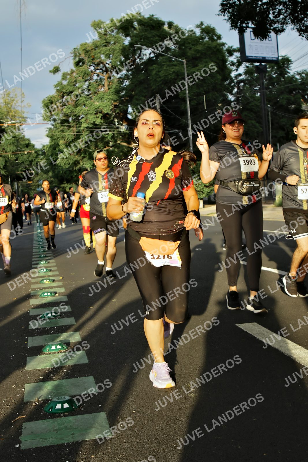 Foto de la X Carrera Leones Negros Red Cola 2026 en Rectoría General de la UdeG, Av. Juárez 976 (meta en Av. Enrique Díaz de León y Pedro Moreno), Guadalajara a las 07:26 · dorsal 3903, 57, 263, 221