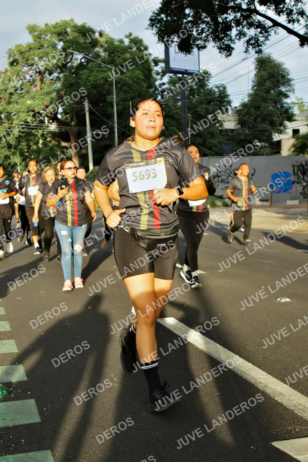 Foto de la X Carrera Leones Negros Red Cola 2026 en Rectoría General de la UdeG, Av. Juárez 976 (meta en Av. Enrique Díaz de León y Pedro Moreno), Guadalajara a las 07:32 · dorsal 5693