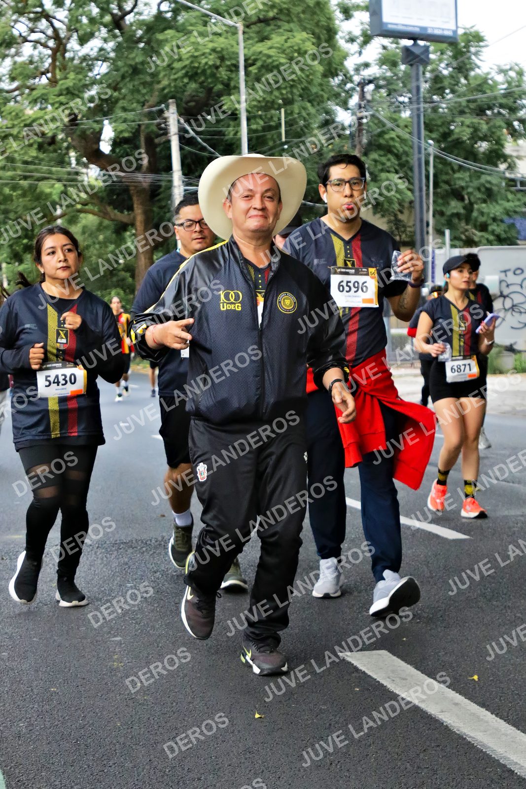 Foto de la X Carrera Leones Negros Red Cola 2026 en Rectoría General de la UdeG, Av. Juárez 976 (meta en Av. Enrique Díaz de León y Pedro Moreno), Guadalajara a las 05:10 · dorsal 6596, 5430, 6871, 100