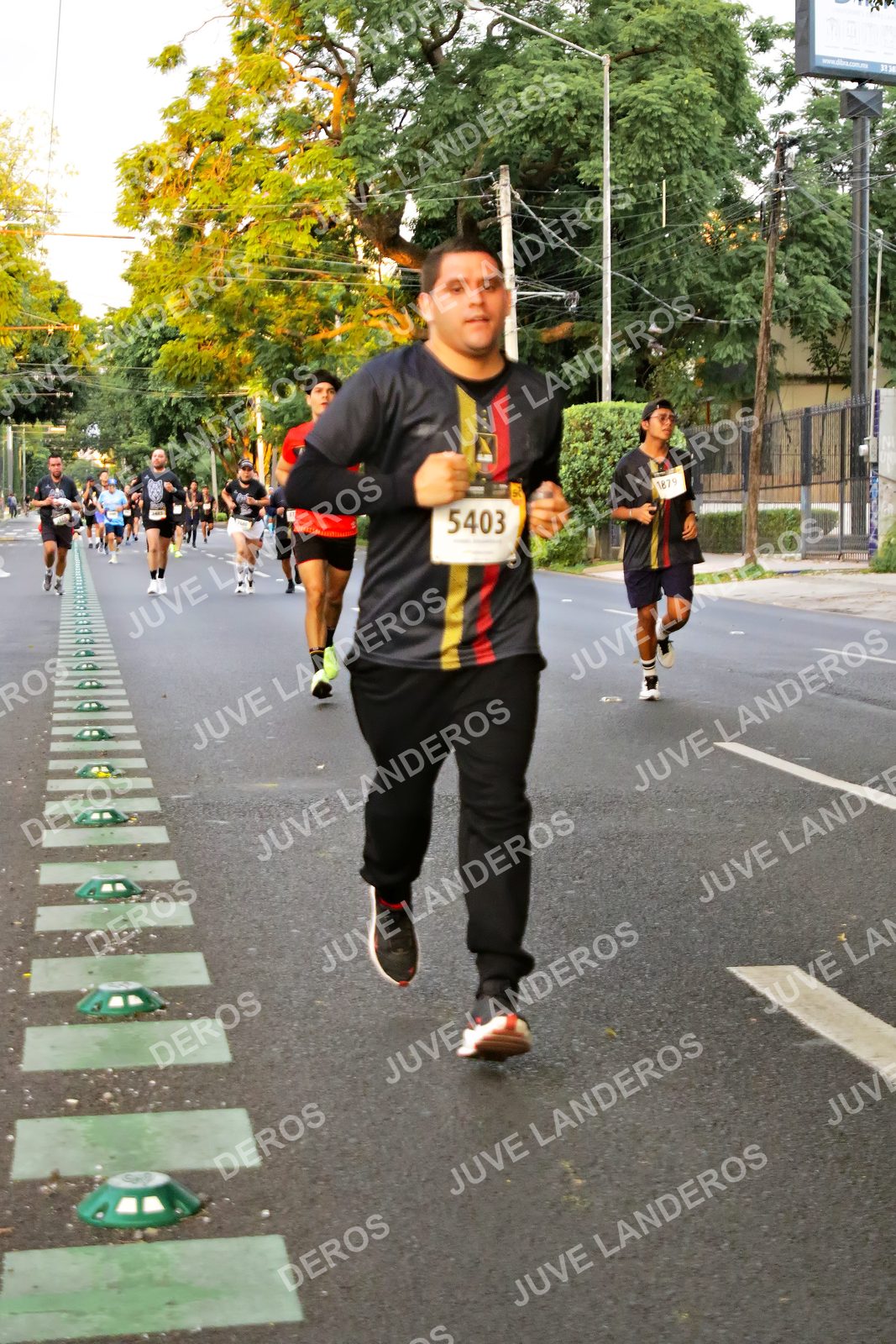 Foto de la X Carrera Leones Negros Red Cola 2026 en Rectoría General de la UdeG, Av. Juárez 976 (meta en Av. Enrique Díaz de León y Pedro Moreno), Guadalajara a las 04:59 · dorsal 5403, 1879