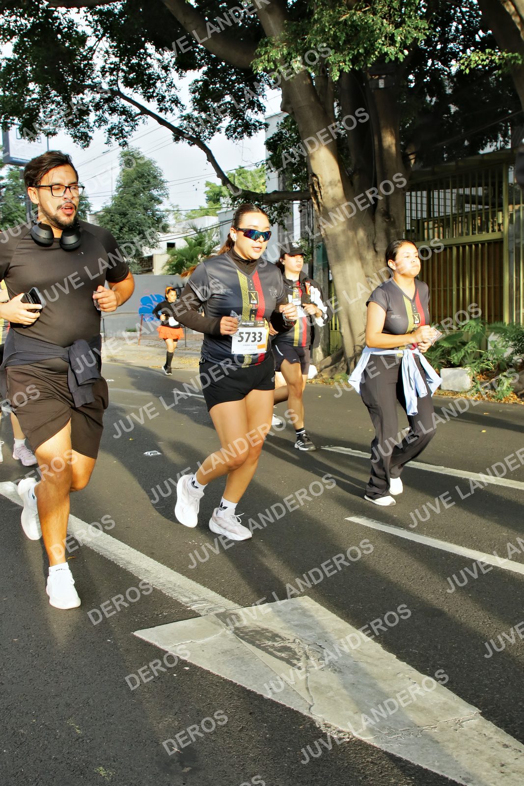 Foto de la X Carrera Leones Negros Red Cola 2026 en Rectoría General de la UdeG, Av. Juárez 976 (meta en Av. Enrique Díaz de León y Pedro Moreno), Guadalajara a las 07:34 · dorsal 5733