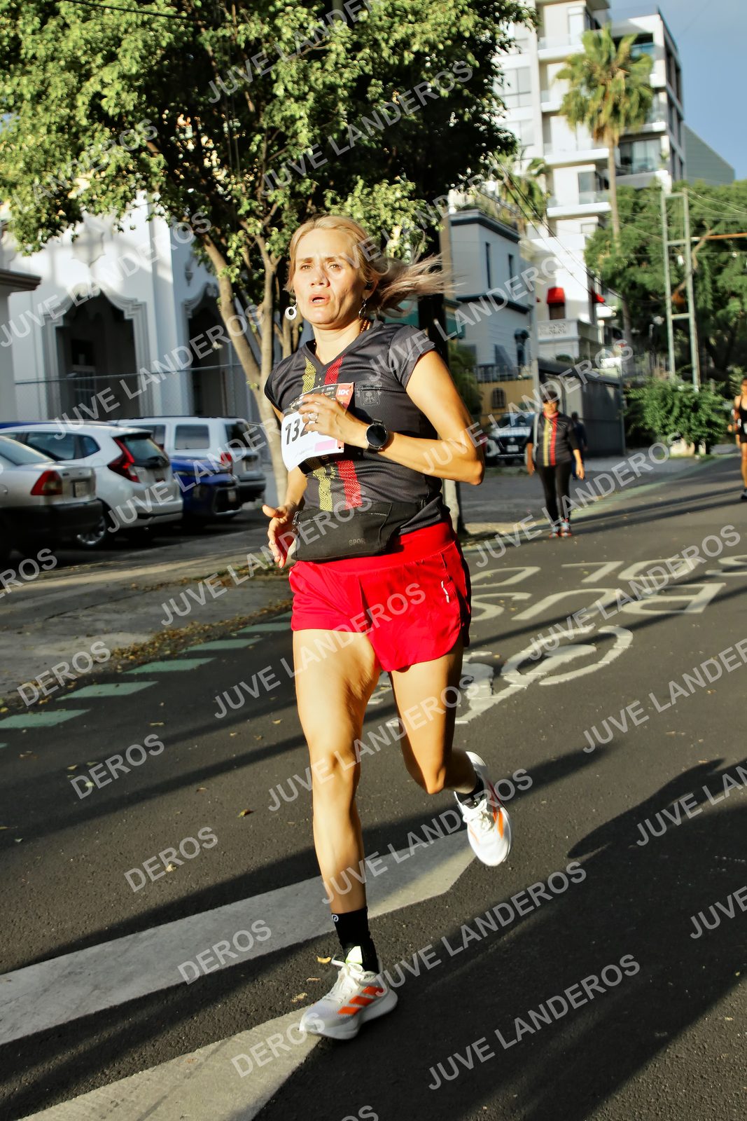 Foto de la X Carrera Leones Negros Red Cola 2026 en Rectoría General de la UdeG, Av. Juárez 976 (meta en Av. Enrique Díaz de León y Pedro Moreno), Guadalajara a las 07:42 · dorsal 13, 70