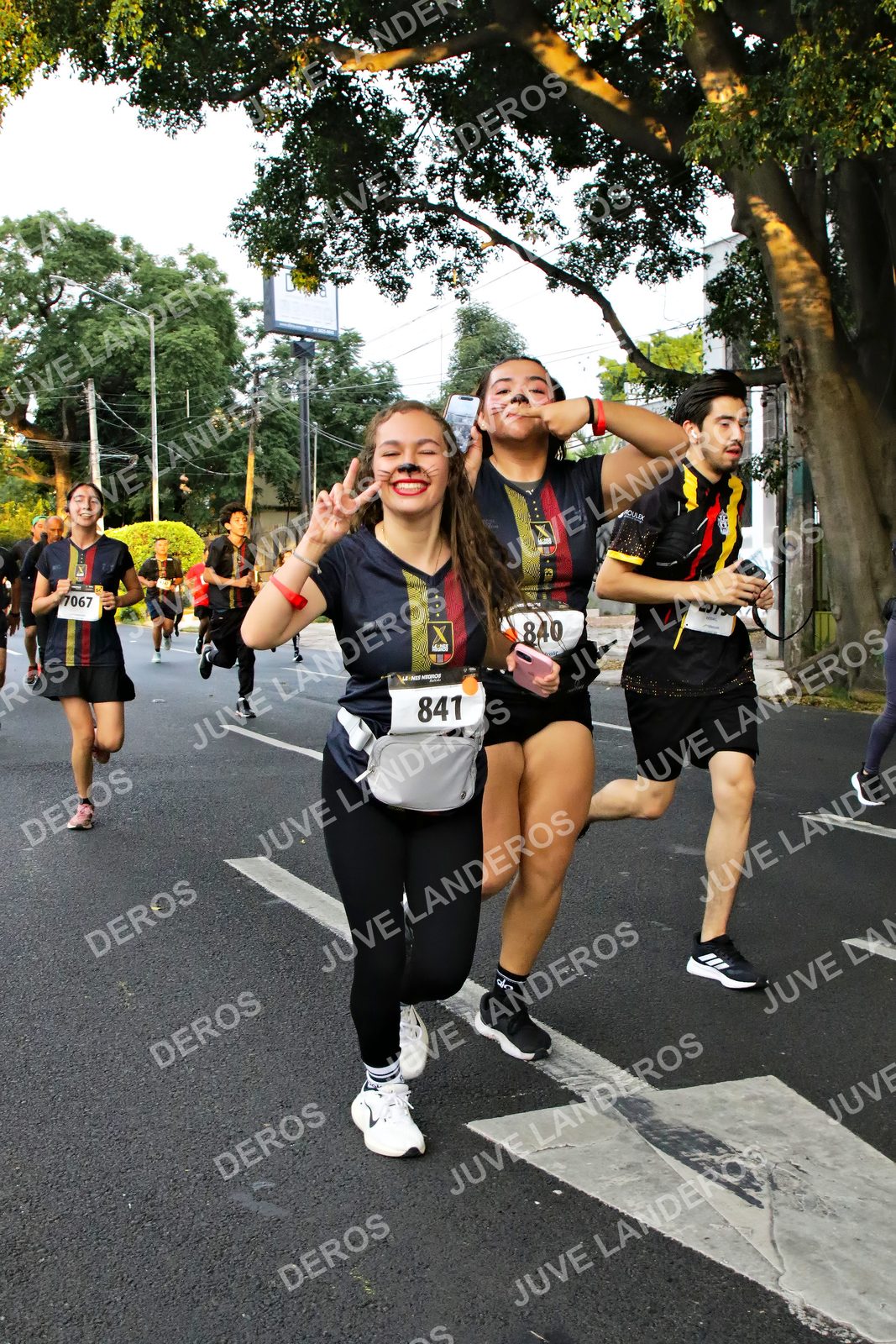 Foto de la X Carrera Leones Negros Red Cola 2026 en Rectoría General de la UdeG, Av. Juárez 976 (meta en Av. Enrique Díaz de León y Pedro Moreno), Guadalajara a las 05:06 · dorsal 841, 7067, 840