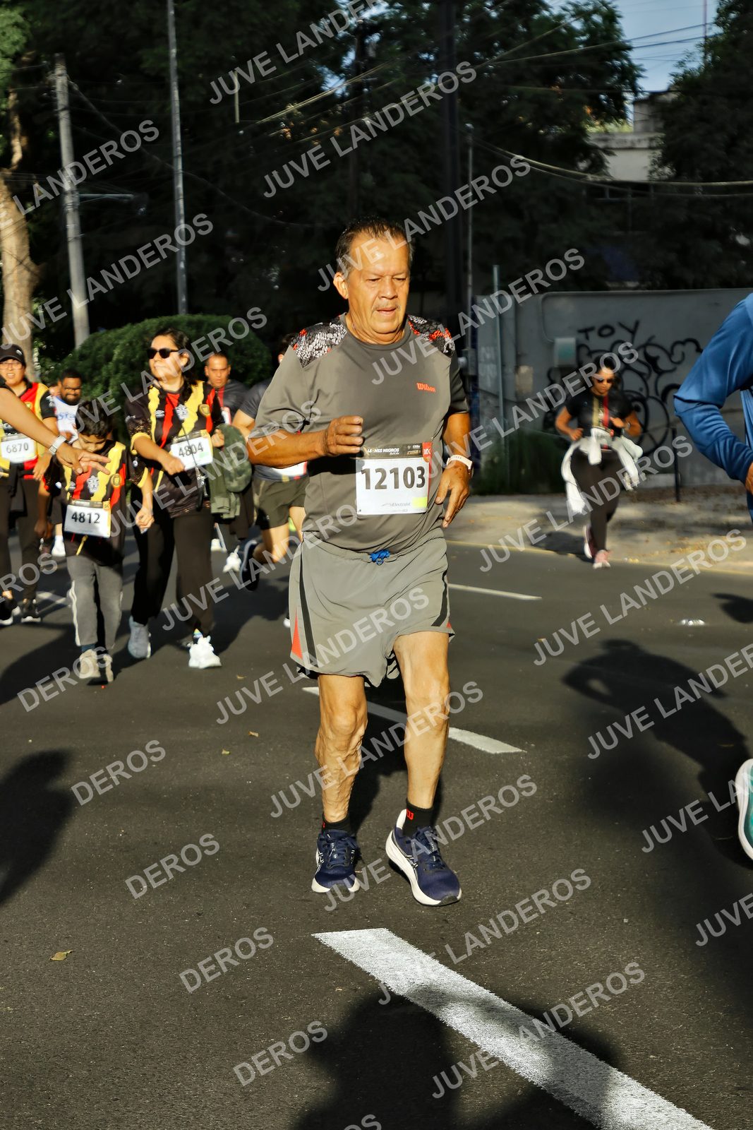 Foto de la X Carrera Leones Negros Red Cola 2026 en Rectoría General de la UdeG, Av. Juárez 976 (meta en Av. Enrique Díaz de León y Pedro Moreno), Guadalajara a las 07:45 · dorsal 12103, 4812, 6870, 4804