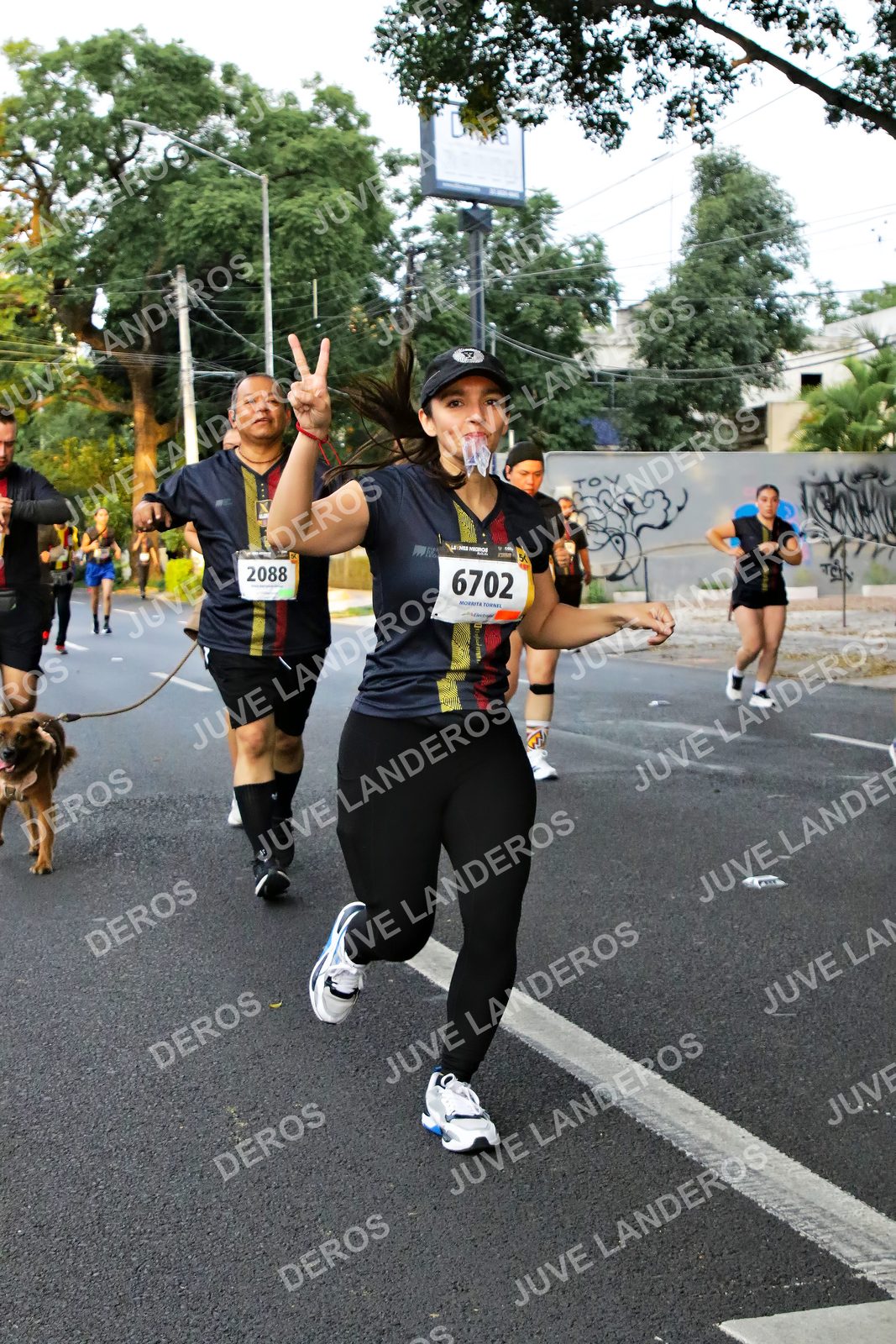 Foto de la X Carrera Leones Negros Red Cola 2026 en Rectoría General de la UdeG, Av. Juárez 976 (meta en Av. Enrique Díaz de León y Pedro Moreno), Guadalajara a las 05:07 · dorsal 6702, 2088