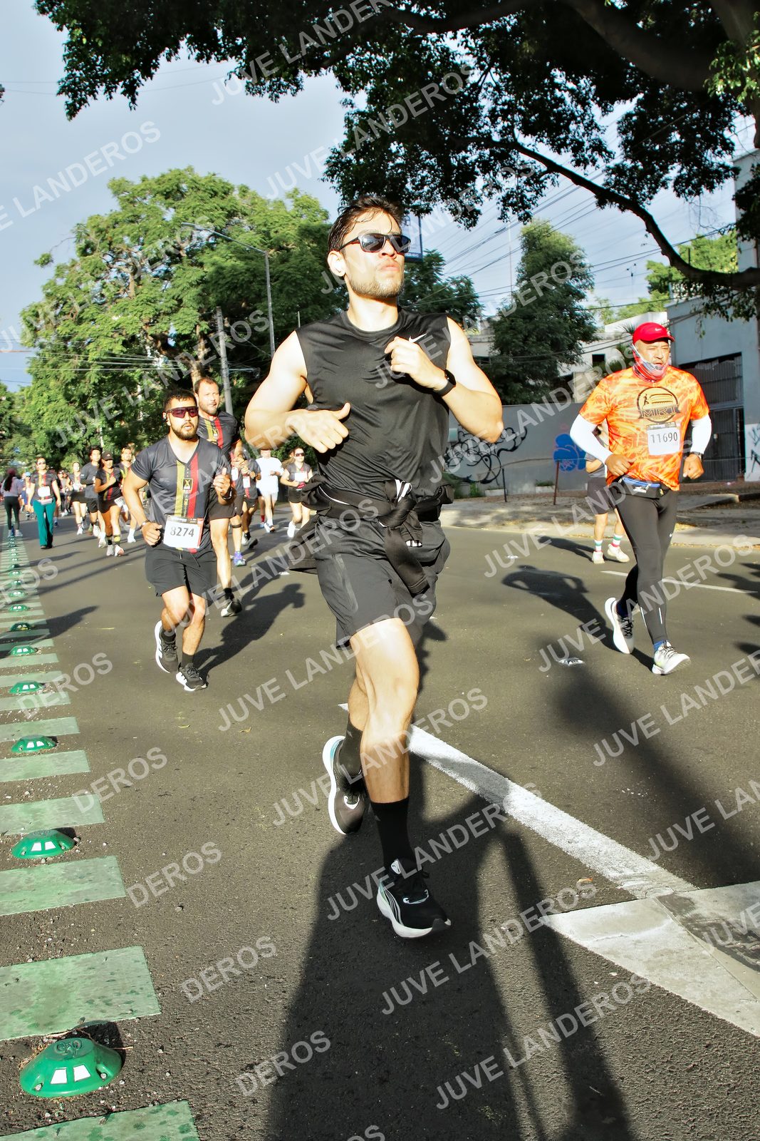 Foto de la X Carrera Leones Negros Red Cola 2026 en Rectoría General de la UdeG, Av. Juárez 976 (meta en Av. Enrique Díaz de León y Pedro Moreno), Guadalajara a las 07:51 · dorsal 690, 8274, 11