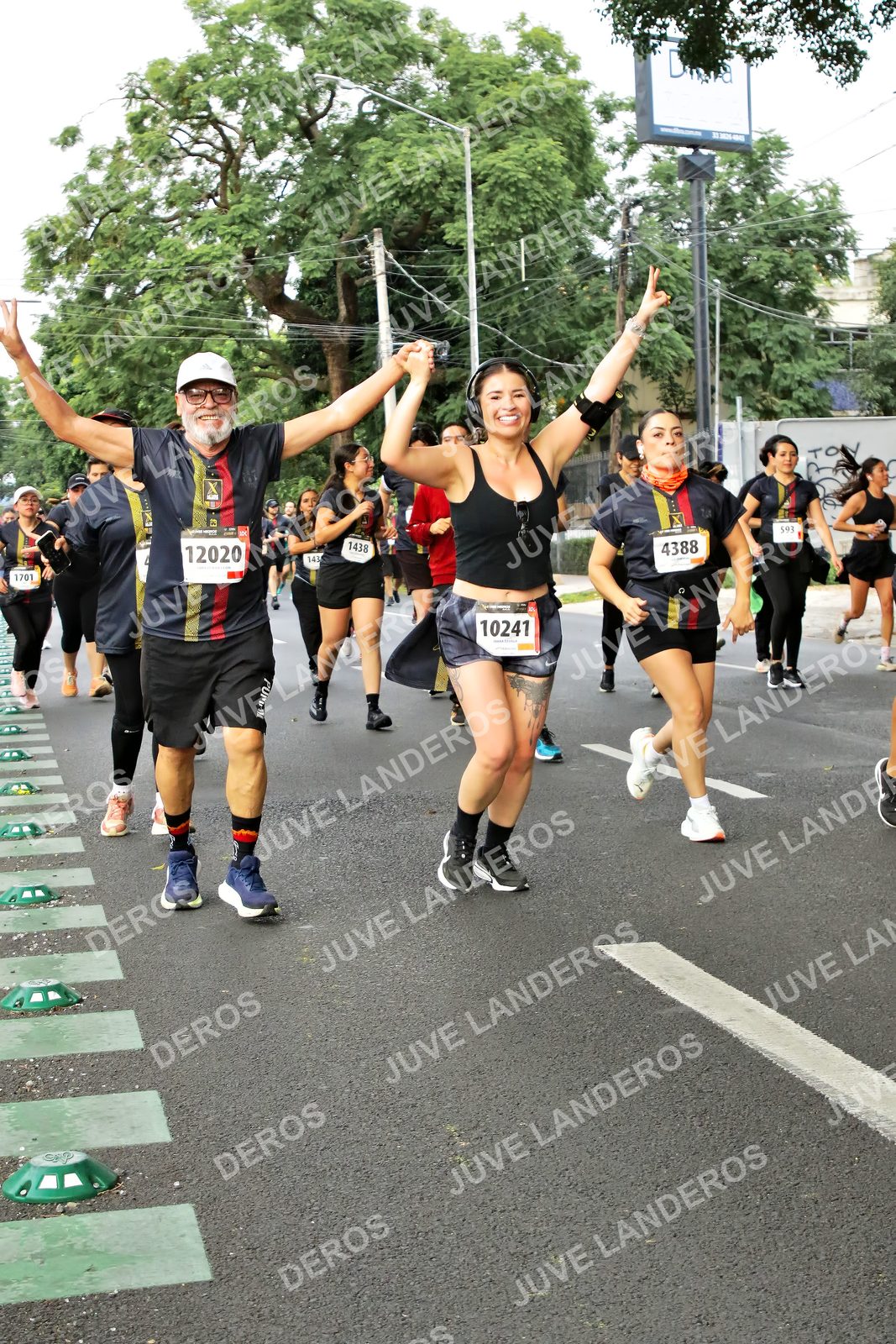 Foto de la X Carrera Leones Negros Red Cola 2026 en Rectoría General de la UdeG, Av. Juárez 976 (meta en Av. Enrique Díaz de León y Pedro Moreno), Guadalajara a las 07:18 · dorsal 10241, 4388, 12020, 1438