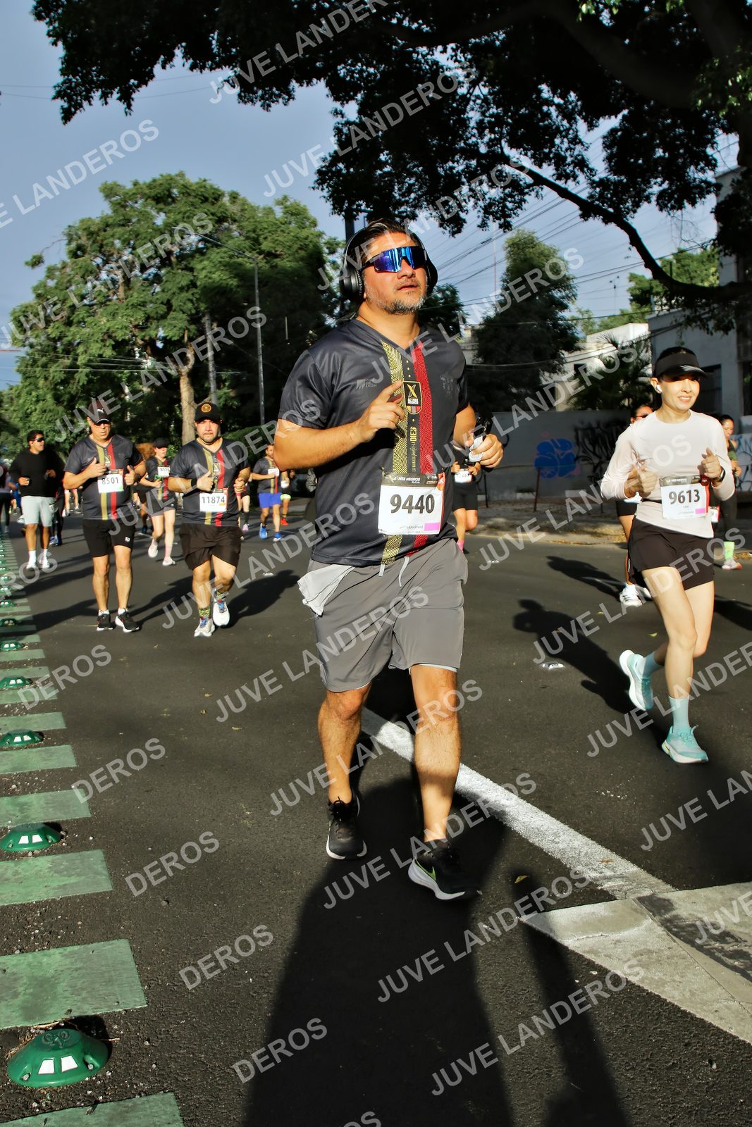 Foto de la X Carrera Leones Negros Red Cola 2026 en Rectoría General de la UdeG, Av. Juárez 976 (meta en Av. Enrique Díaz de León y Pedro Moreno), Guadalajara a las 07:56 · dorsal 9440, 9613, 11874, 8501