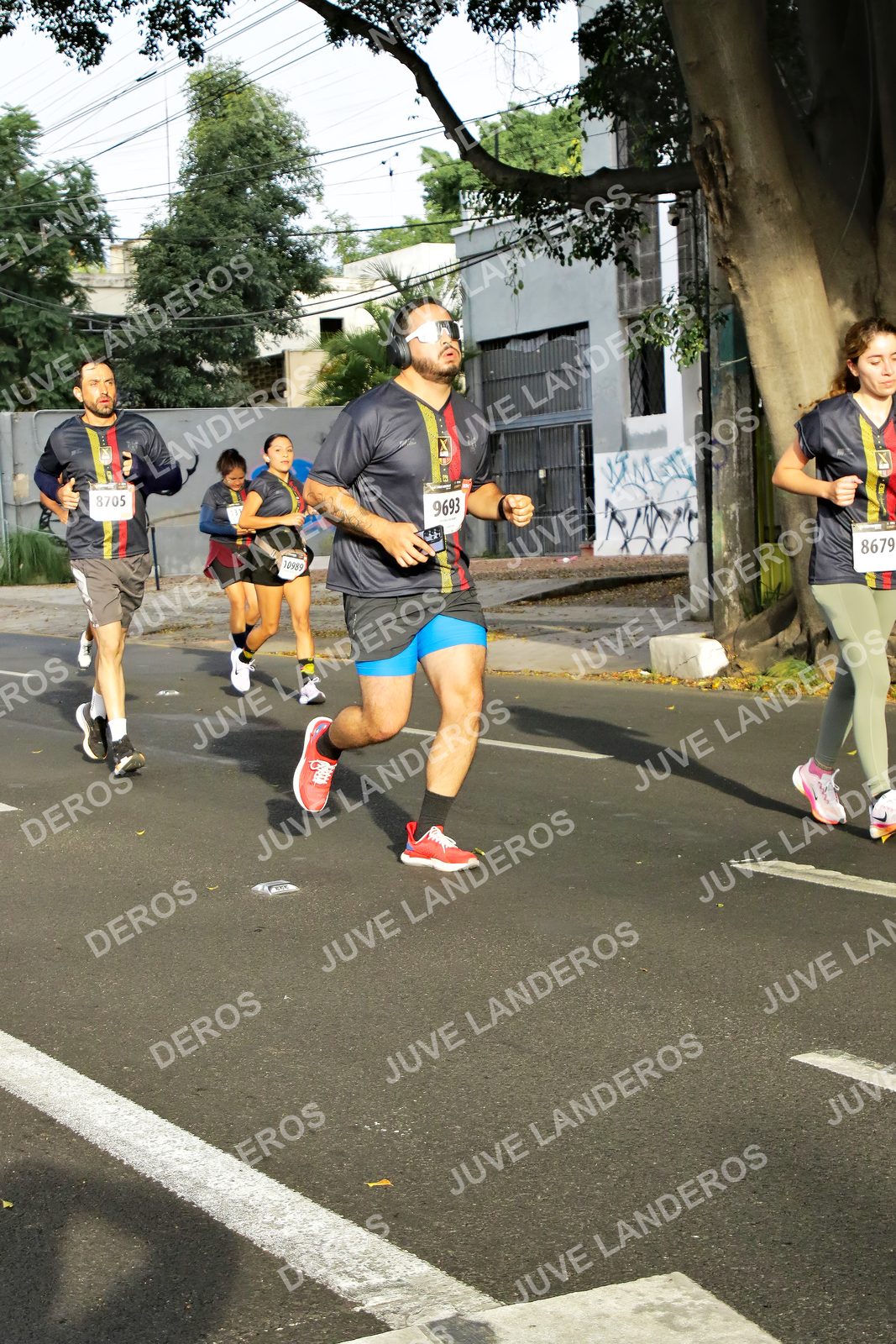 Foto de la X Carrera Leones Negros Red Cola 2026 en Rectoría General de la UdeG, Av. Juárez 976 (meta en Av. Enrique Díaz de León y Pedro Moreno), Guadalajara a las 08:02 · dorsal 8679, 9693, 8705, 10989