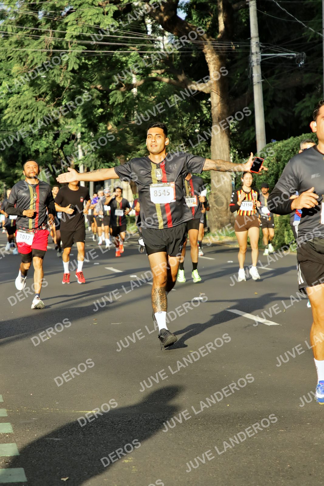 Foto de la X Carrera Leones Negros Red Cola 2026 en Rectoría General de la UdeG, Av. Juárez 976 (meta en Av. Enrique Díaz de León y Pedro Moreno), Guadalajara a las 07:39 · dorsal 8545, 8118, 1017, 172