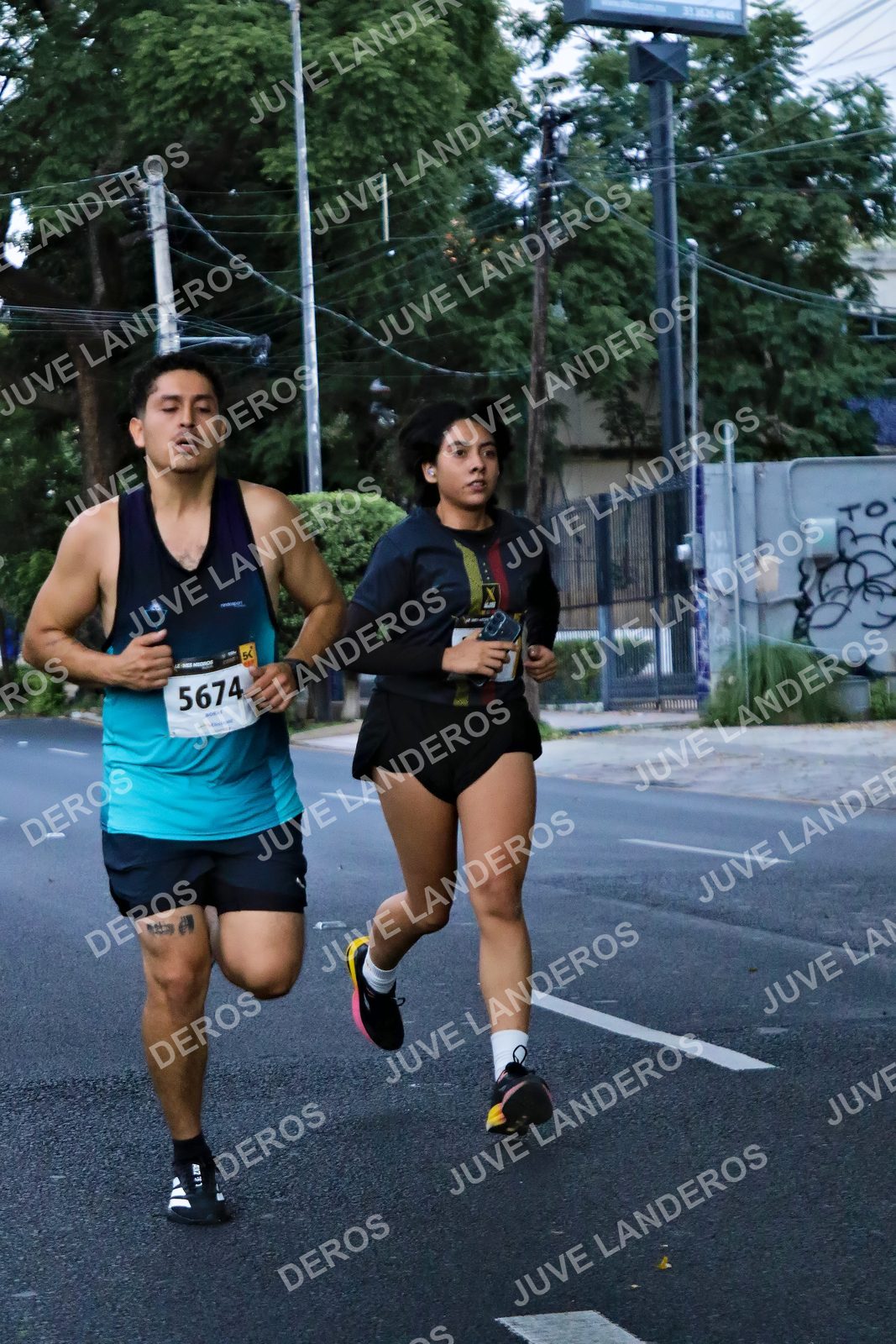 Foto de la X Carrera Leones Negros Red Cola 2026 en Rectoría General de la UdeG, Av. Juárez 976 (meta en Av. Enrique Díaz de León y Pedro Moreno), Guadalajara a las 04:55 · dorsal 5674