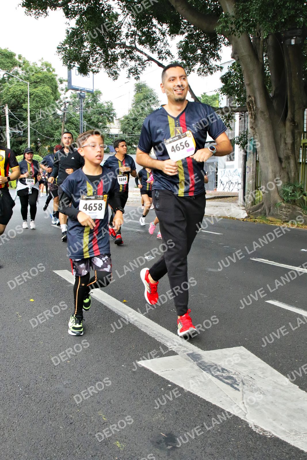 Foto de la X Carrera Leones Negros Red Cola 2026 en Rectoría General de la UdeG, Av. Juárez 976 (meta en Av. Enrique Díaz de León y Pedro Moreno), Guadalajara a las 07:15 · dorsal 4658, 4656, 1844, 5656