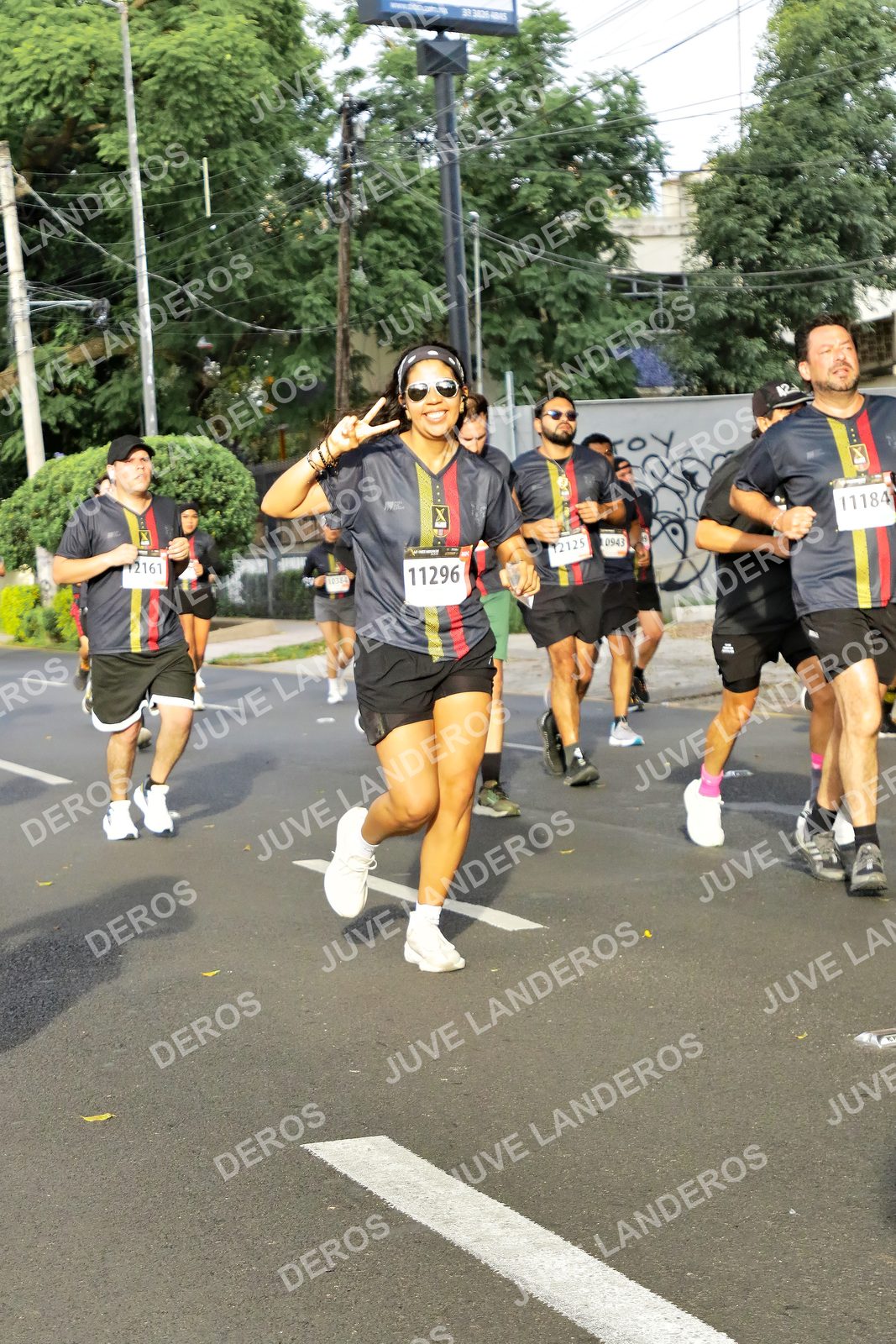 Foto de la X Carrera Leones Negros Red Cola 2026 en Rectoría General de la UdeG, Av. Juárez 976 (meta en Av. Enrique Díaz de León y Pedro Moreno), Guadalajara a las 08:04 · dorsal 11296, 943, 11184, 2161
