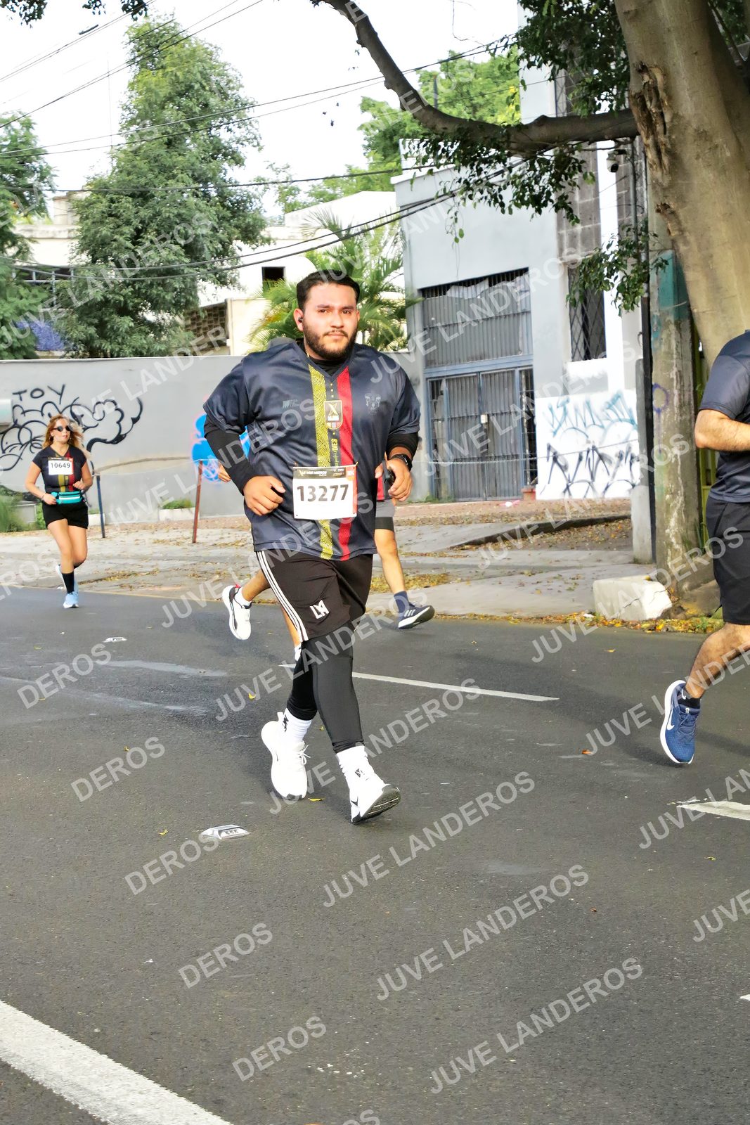 Foto de la X Carrera Leones Negros Red Cola 2026 en Rectoría General de la UdeG, Av. Juárez 976 (meta en Av. Enrique Díaz de León y Pedro Moreno), Guadalajara a las 08:07 · dorsal 13277, 10649