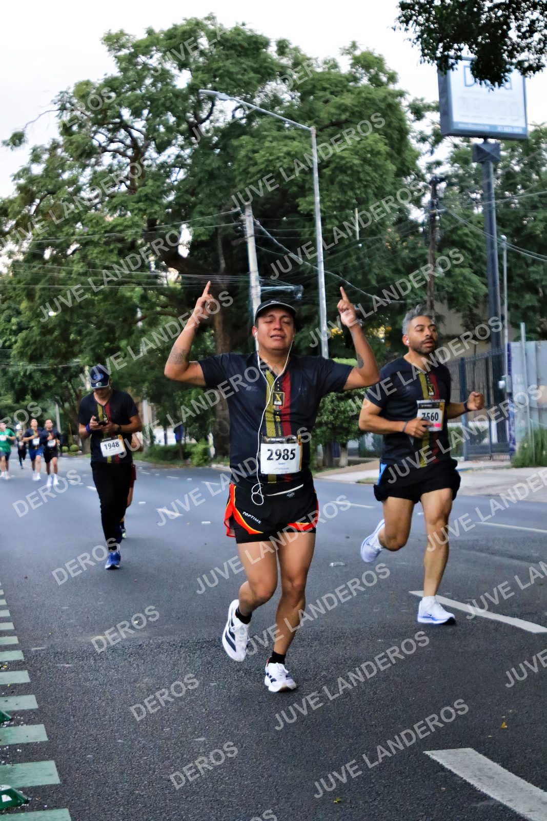 Foto de la X Carrera Leones Negros Red Cola 2026 en Rectoría General de la UdeG, Av. Juárez 976 (meta en Av. Enrique Díaz de León y Pedro Moreno), Guadalajara a las 04:56 · dorsal 2985, 1948, 7560
