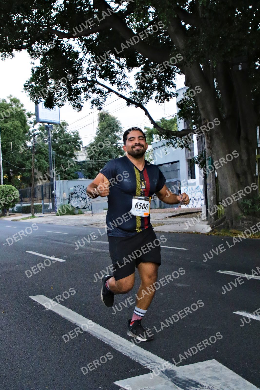 Foto de la X Carrera Leones Negros Red Cola 2026 en Rectoría General de la UdeG, Av. Juárez 976 (meta en Av. Enrique Díaz de León y Pedro Moreno), Guadalajara a las 04:56 · dorsal 6506
