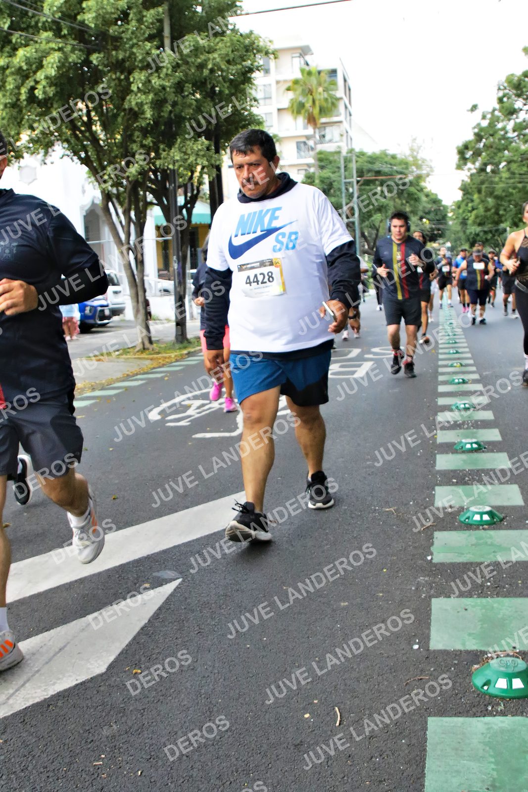 Foto de la X Carrera Leones Negros Red Cola 2026 en Rectoría General de la UdeG, Av. Juárez 976 (meta en Av. Enrique Díaz de León y Pedro Moreno), Guadalajara a las 07:14 · dorsal 4428