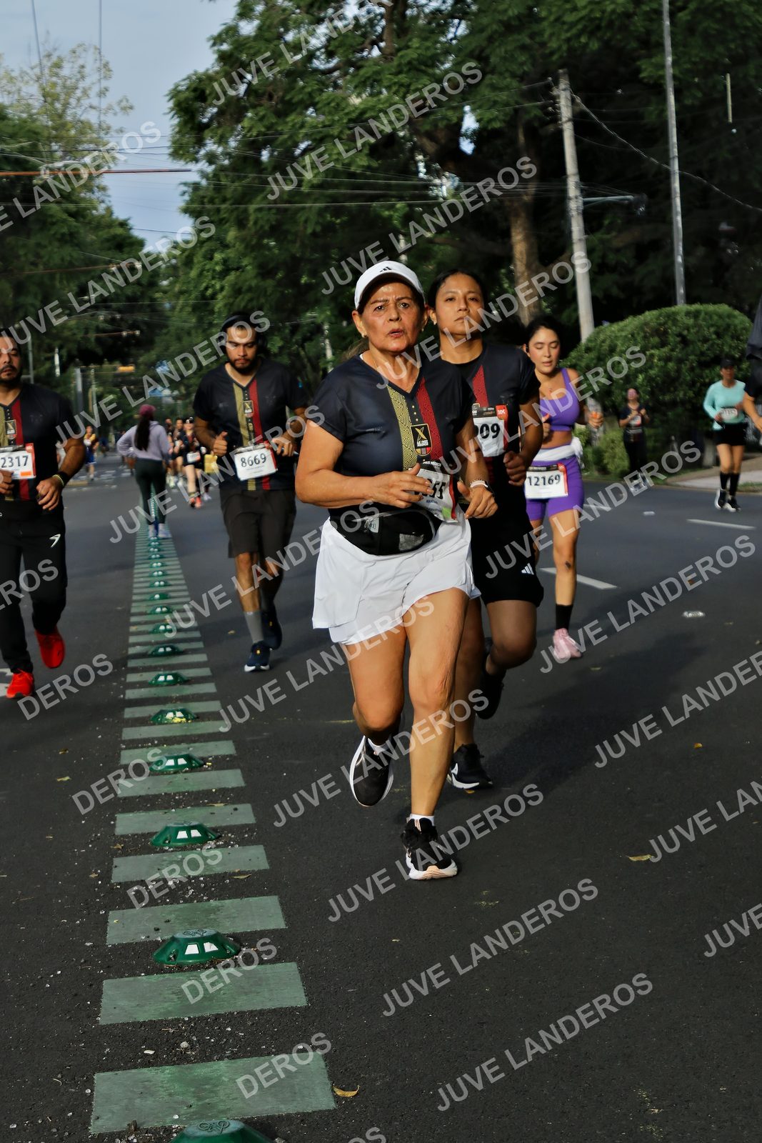 Foto de la X Carrera Leones Negros Red Cola 2026 en Rectoría General de la UdeG, Av. Juárez 976 (meta en Av. Enrique Díaz de León y Pedro Moreno), Guadalajara a las 08:04 · dorsal 8669, 12169, 2317, 55