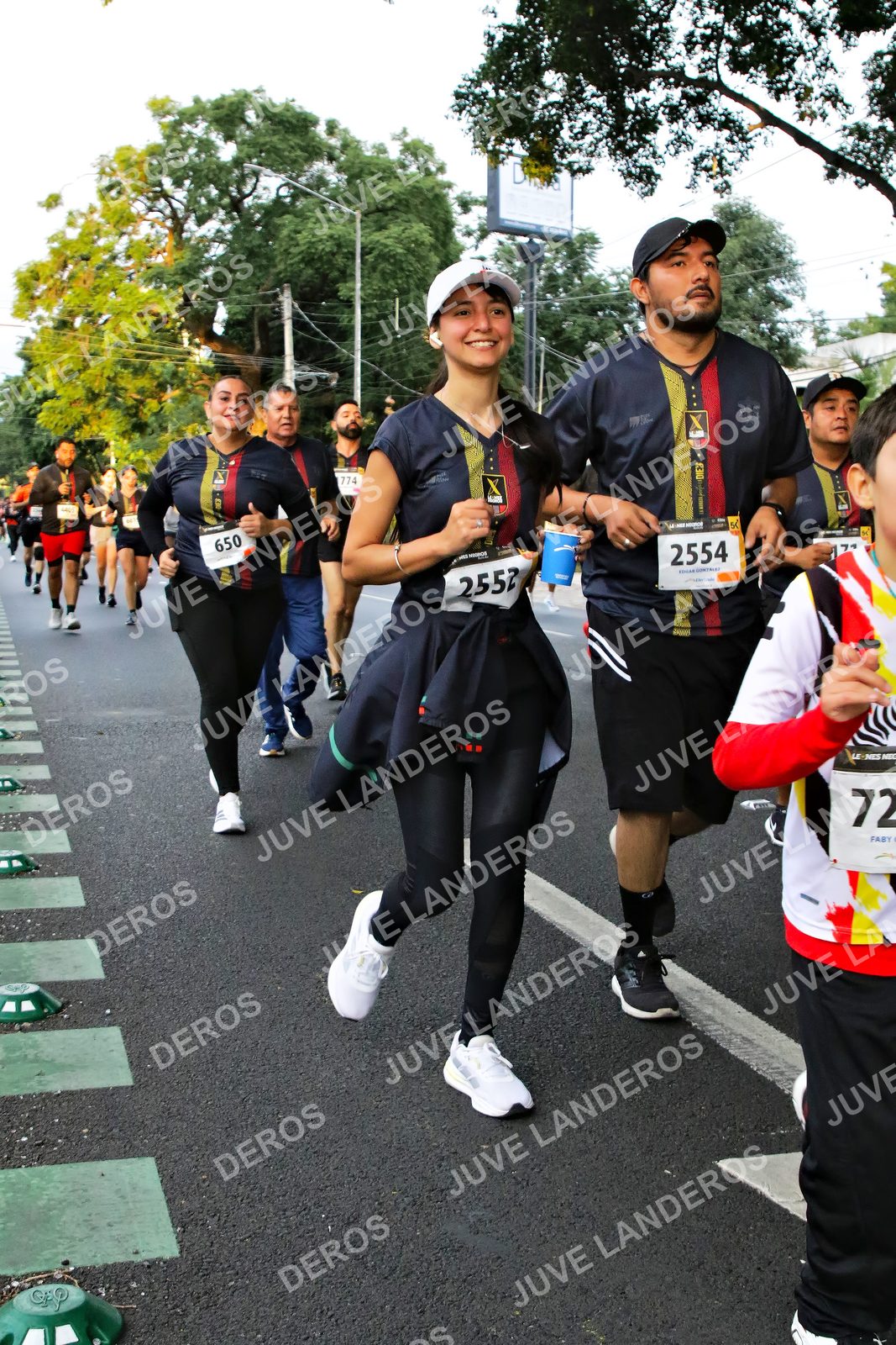 Foto de la X Carrera Leones Negros Red Cola 2026 en Rectoría General de la UdeG, Av. Juárez 976 (meta en Av. Enrique Díaz de León y Pedro Moreno), Guadalajara a las 05:07 · dorsal 72, 2554, 2552, 650