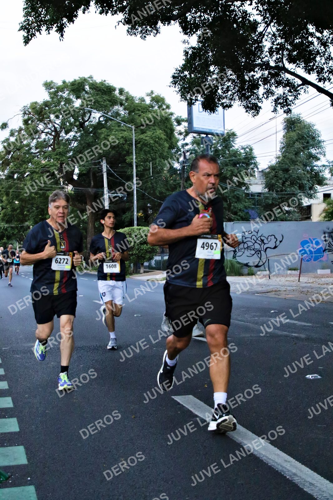 Foto de la X Carrera Leones Negros Red Cola 2026 en Rectoría General de la UdeG, Av. Juárez 976 (meta en Av. Enrique Díaz de León y Pedro Moreno), Guadalajara a las 04:55 · dorsal 1608, 4967, 6272
