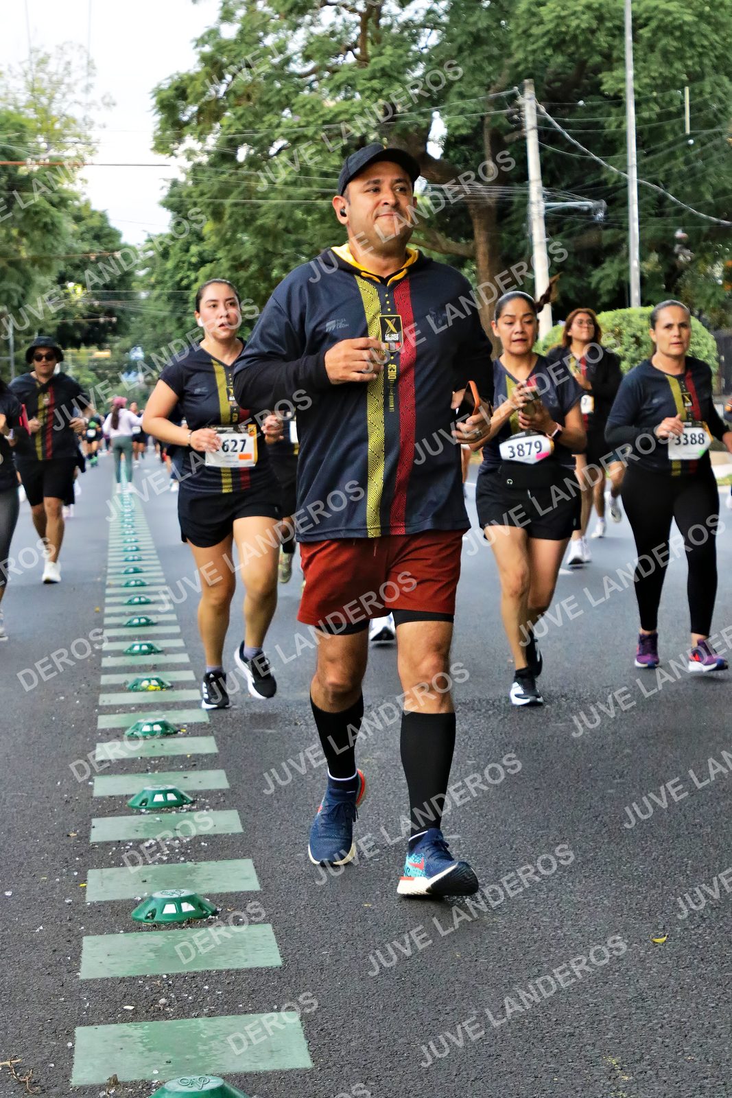 Foto de la X Carrera Leones Negros Red Cola 2026 en Rectoría General de la UdeG, Av. Juárez 976 (meta en Av. Enrique Díaz de León y Pedro Moreno), Guadalajara a las 05:09 · dorsal 627, 3879, 3388