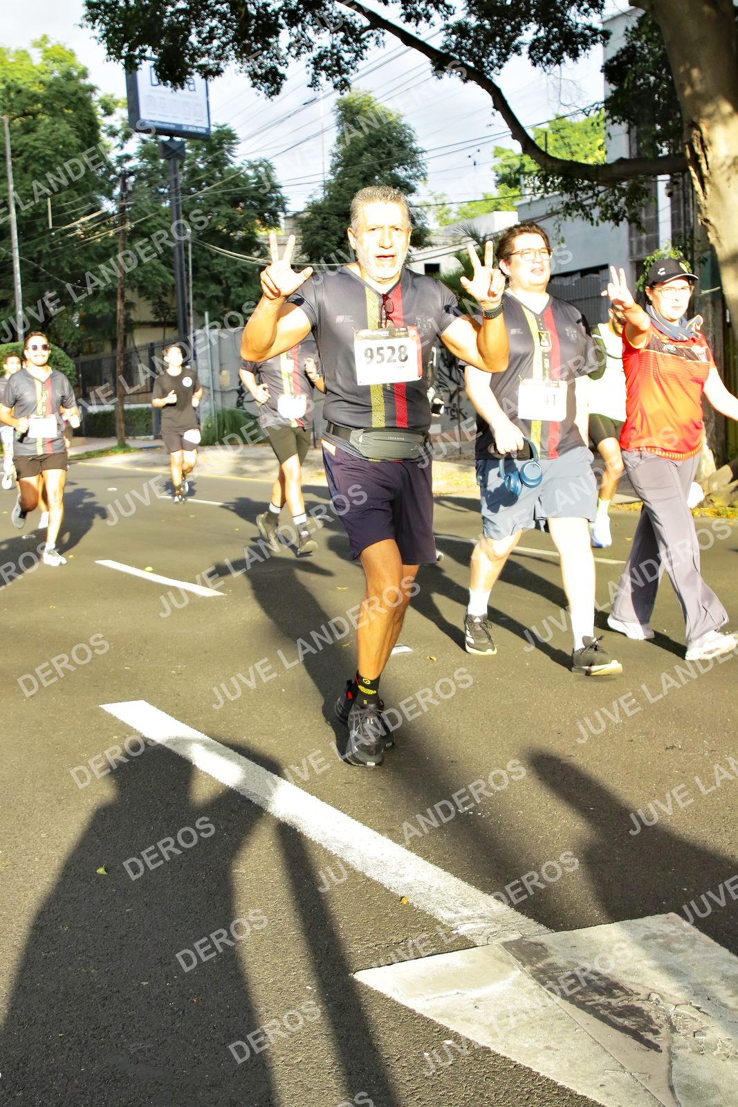 Foto de la X Carrera Leones Negros Red Cola 2026 en Rectoría General de la UdeG, Av. Juárez 976 (meta en Av. Enrique Díaz de León y Pedro Moreno), Guadalajara a las 07:46 · dorsal 9528