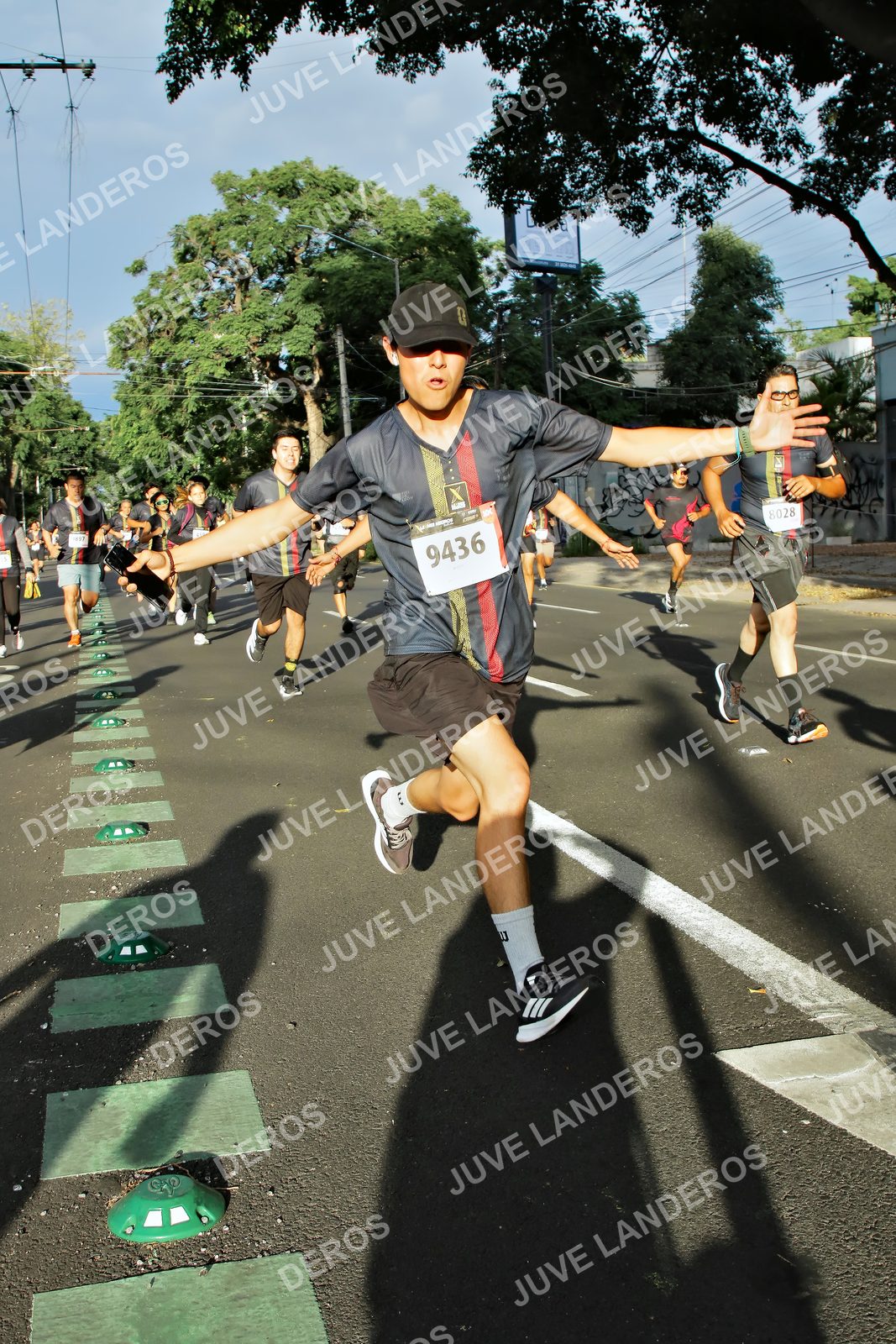 Foto de la X Carrera Leones Negros Red Cola 2026 en Rectoría General de la UdeG, Av. Juárez 976 (meta en Av. Enrique Díaz de León y Pedro Moreno), Guadalajara a las 07:46 · dorsal 9436, 8028
