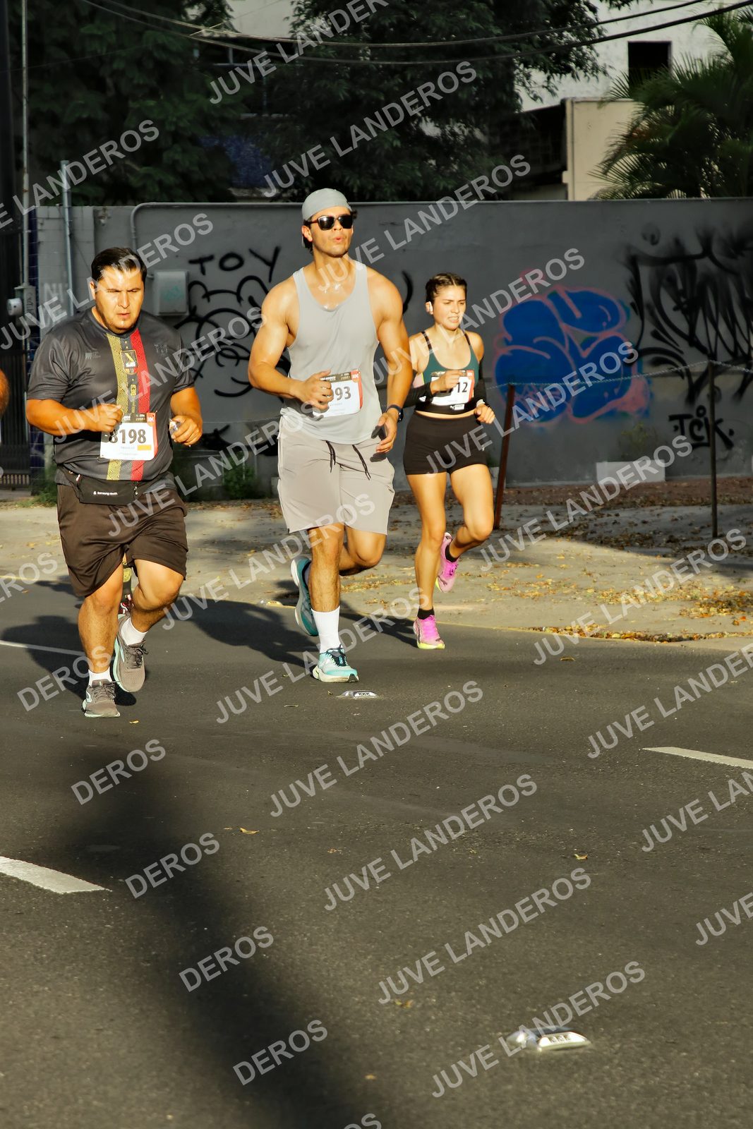 Foto de la X Carrera Leones Negros Red Cola 2026 en Rectoría General de la UdeG, Av. Juárez 976 (meta en Av. Enrique Díaz de León y Pedro Moreno), Guadalajara a las 07:41 · dorsal 93, 12, 198