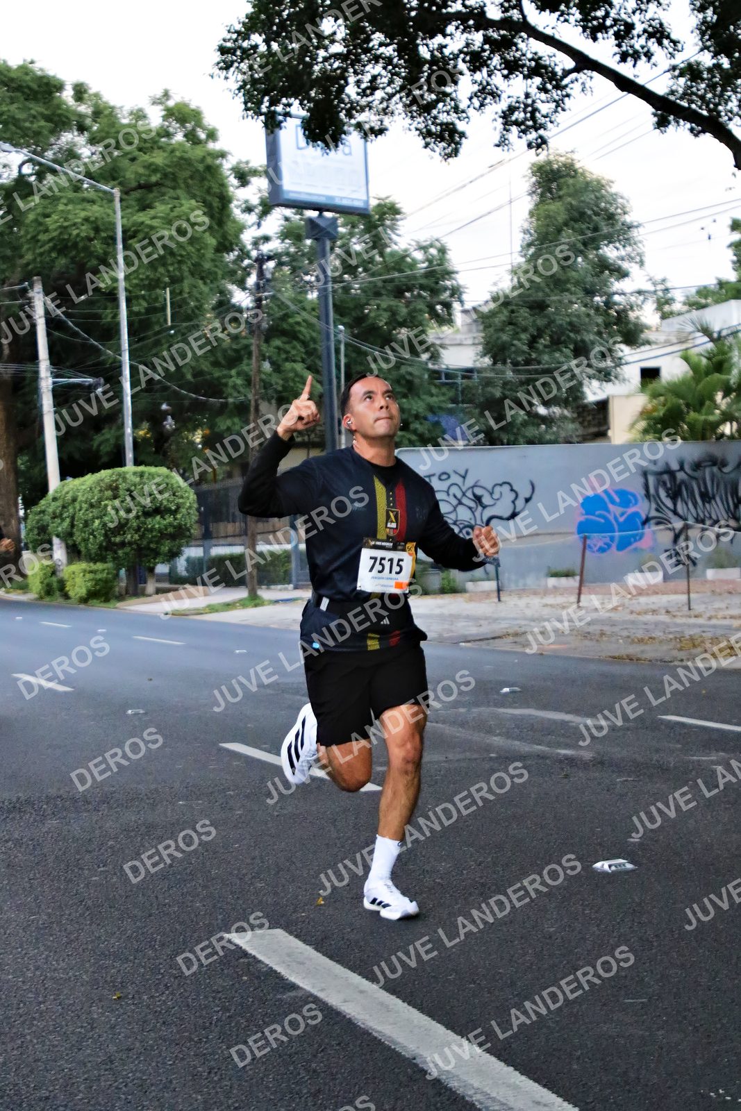 Foto de la X Carrera Leones Negros Red Cola 2026 en Rectoría General de la UdeG, Av. Juárez 976 (meta en Av. Enrique Díaz de León y Pedro Moreno), Guadalajara a las 04:56 · dorsal 7515