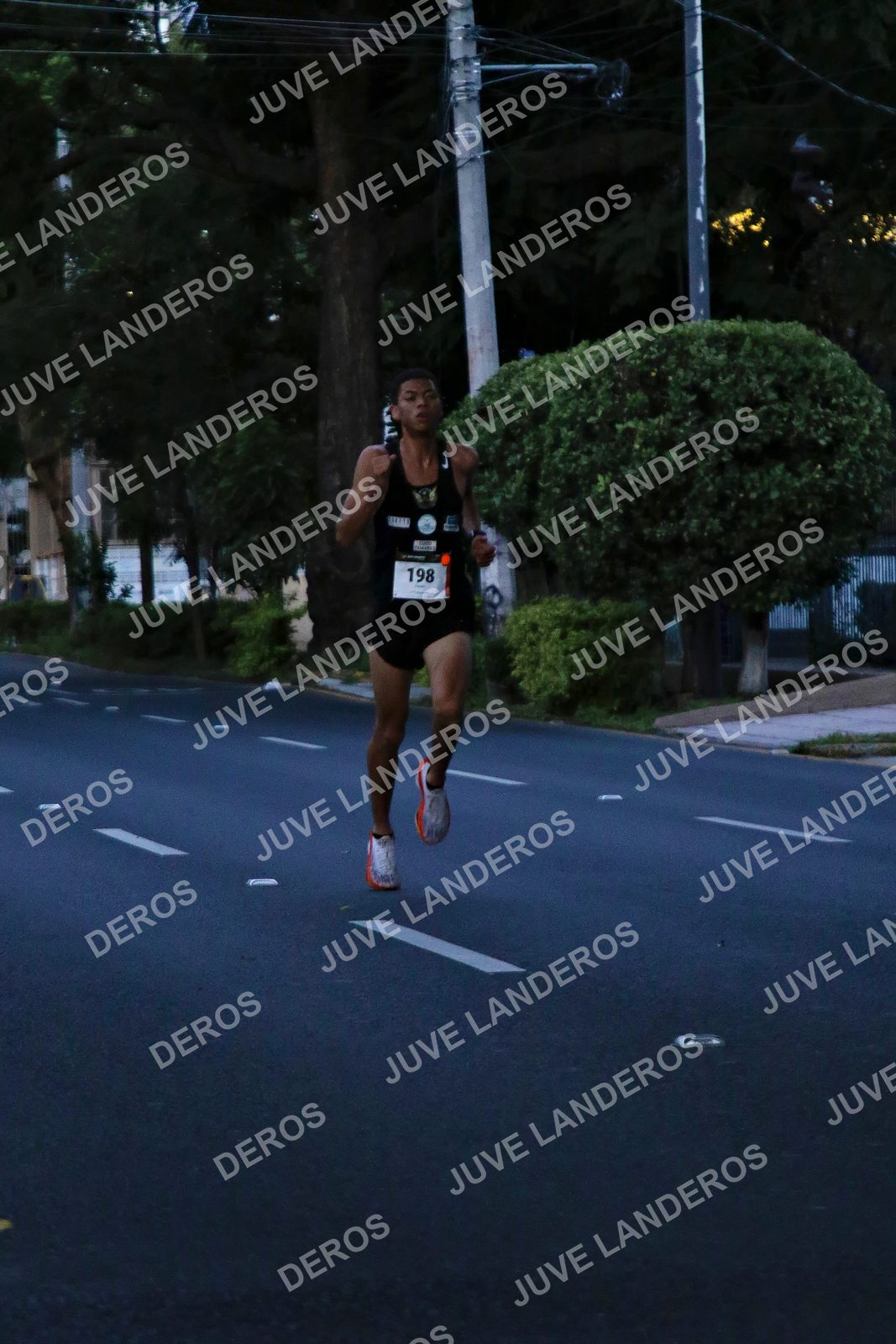 Foto de la X Carrera Leones Negros Red Cola 2026 en Rectoría General de la UdeG, Av. Juárez 976 (meta en Av. Enrique Díaz de León y Pedro Moreno), Guadalajara a las 04:47 · dorsal 198