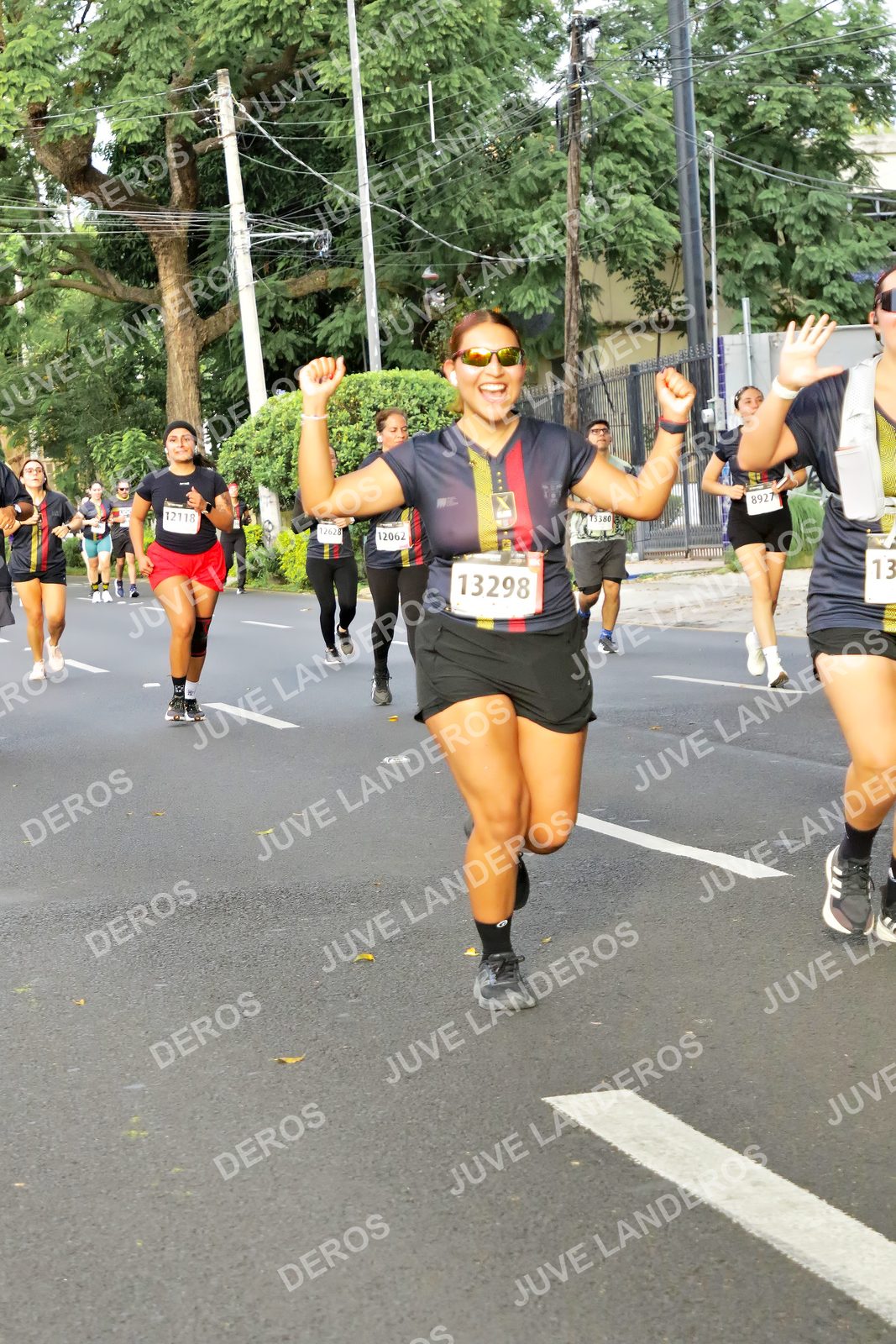 Foto de la X Carrera Leones Negros Red Cola 2026 en Rectoría General de la UdeG, Av. Juárez 976 (meta en Av. Enrique Díaz de León y Pedro Moreno), Guadalajara a las 08:07 · dorsal 13298, 12062, 8927, 12118