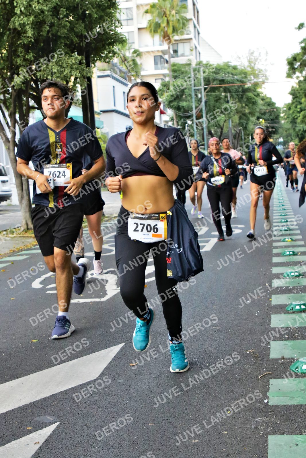 Foto de la X Carrera Leones Negros Red Cola 2026 en Rectoría General de la UdeG, Av. Juárez 976 (meta en Av. Enrique Díaz de León y Pedro Moreno), Guadalajara a las 05:12 · dorsal 2706, 7624, 5911