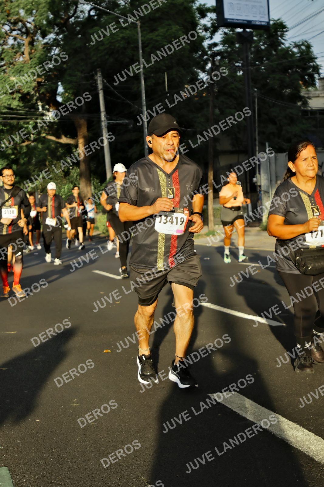 Foto de la X Carrera Leones Negros Red Cola 2026 en Rectoría General de la UdeG, Av. Juárez 976 (meta en Av. Enrique Díaz de León y Pedro Moreno), Guadalajara a las 07:26 · dorsal 13419, 5138, 171