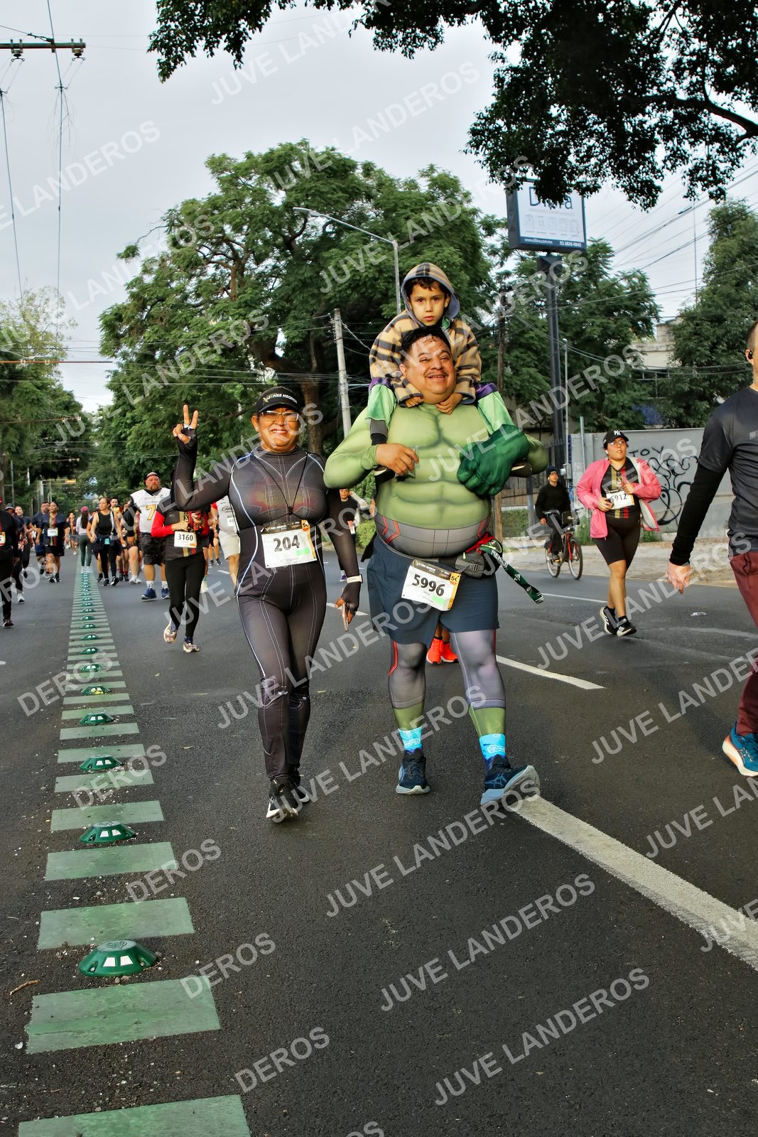 Foto de la X Carrera Leones Negros Red Cola 2026 en Rectoría General de la UdeG, Av. Juárez 976 (meta en Av. Enrique Díaz de León y Pedro Moreno), Guadalajara a las 07:22 · dorsal 204, 5996, 3160, 912