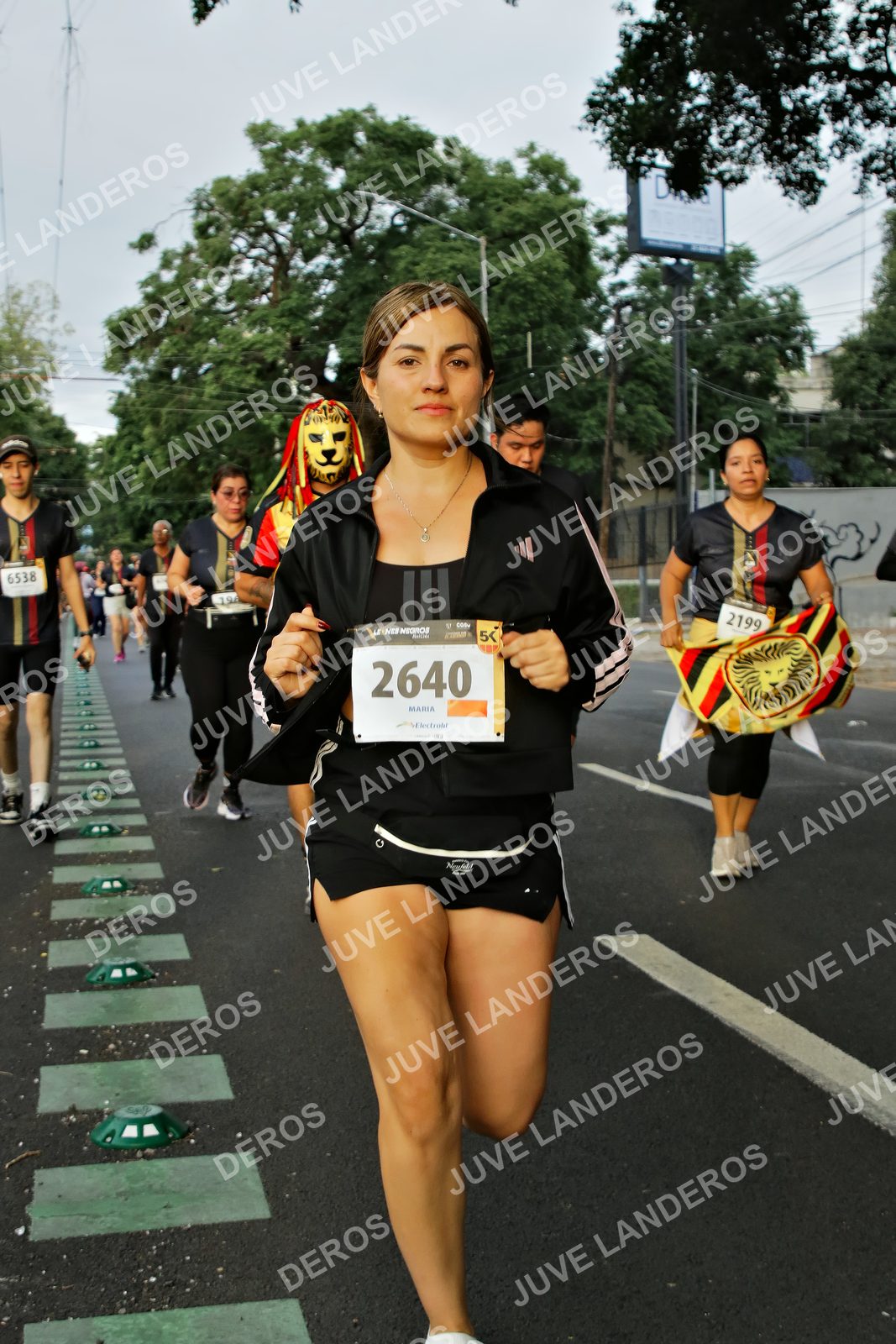 Foto de la X Carrera Leones Negros Red Cola 2026 en Rectoría General de la UdeG, Av. Juárez 976 (meta en Av. Enrique Díaz de León y Pedro Moreno), Guadalajara a las 07:21 · dorsal 2640, 2199, 6538