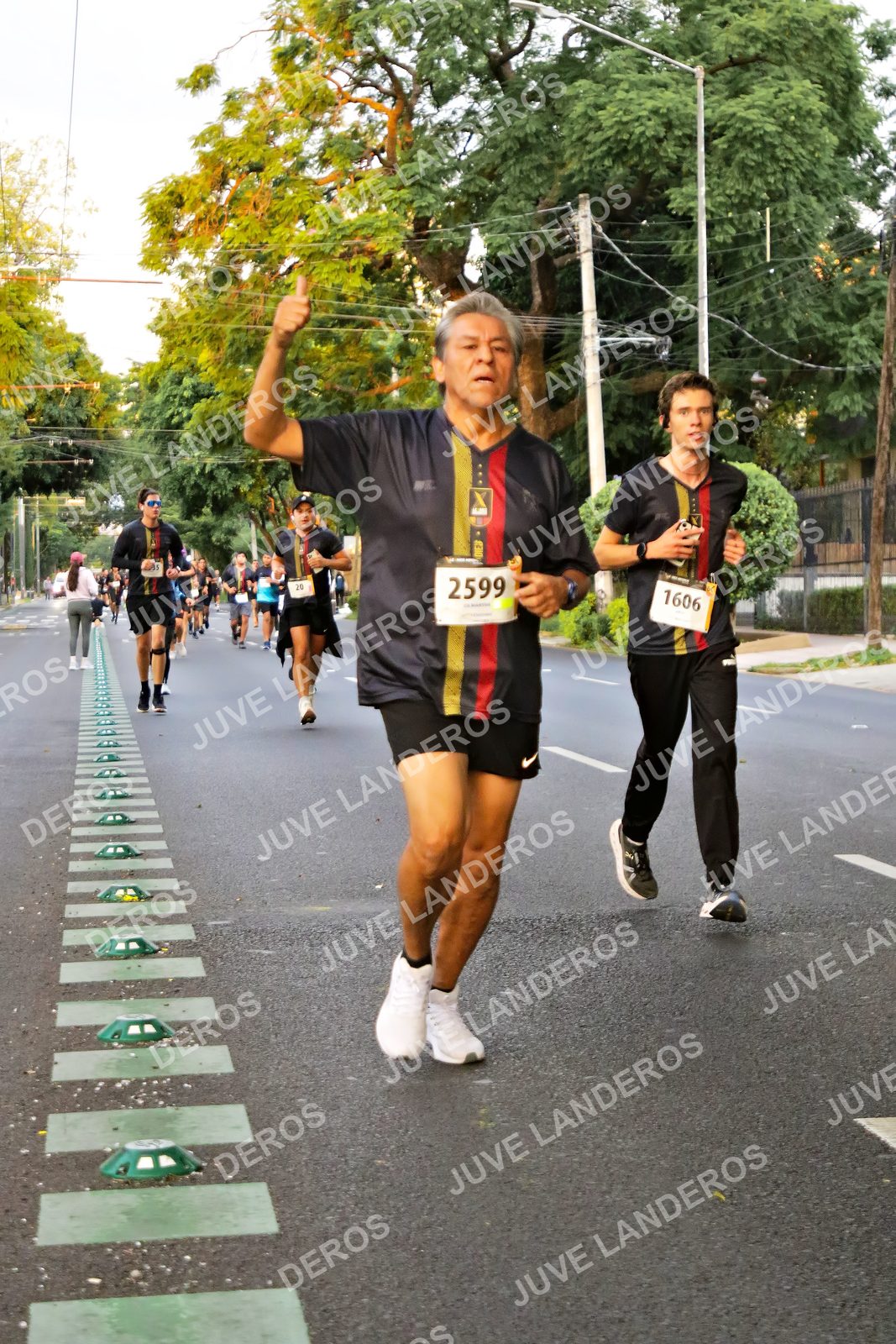 Foto de la X Carrera Leones Negros Red Cola 2026 en Rectoría General de la UdeG, Av. Juárez 976 (meta en Av. Enrique Díaz de León y Pedro Moreno), Guadalajara a las 04:59 · dorsal 2599, 1606, 20