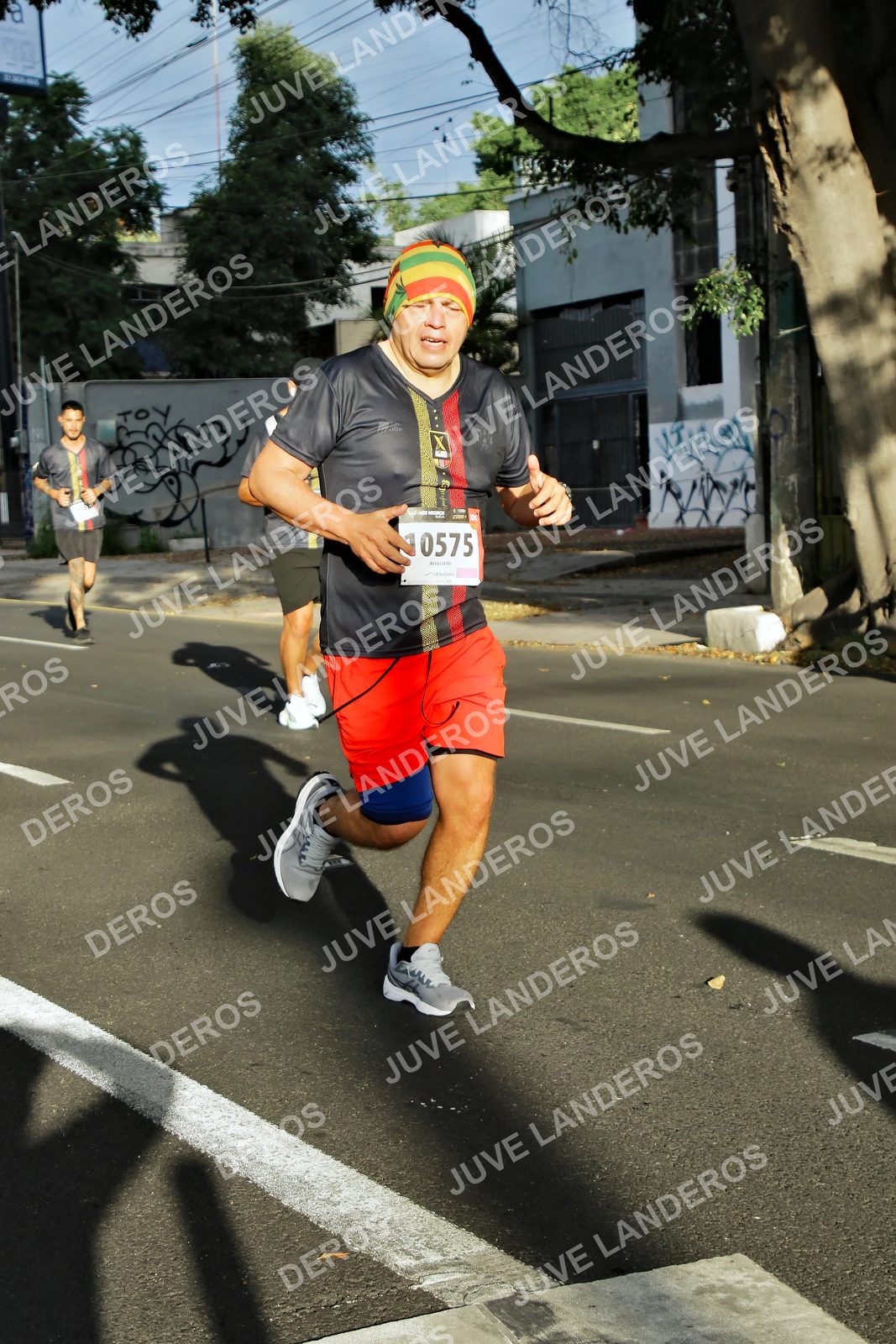 Foto de la X Carrera Leones Negros Red Cola 2026 en Rectoría General de la UdeG, Av. Juárez 976 (meta en Av. Enrique Díaz de León y Pedro Moreno), Guadalajara a las 07:48 · dorsal 575