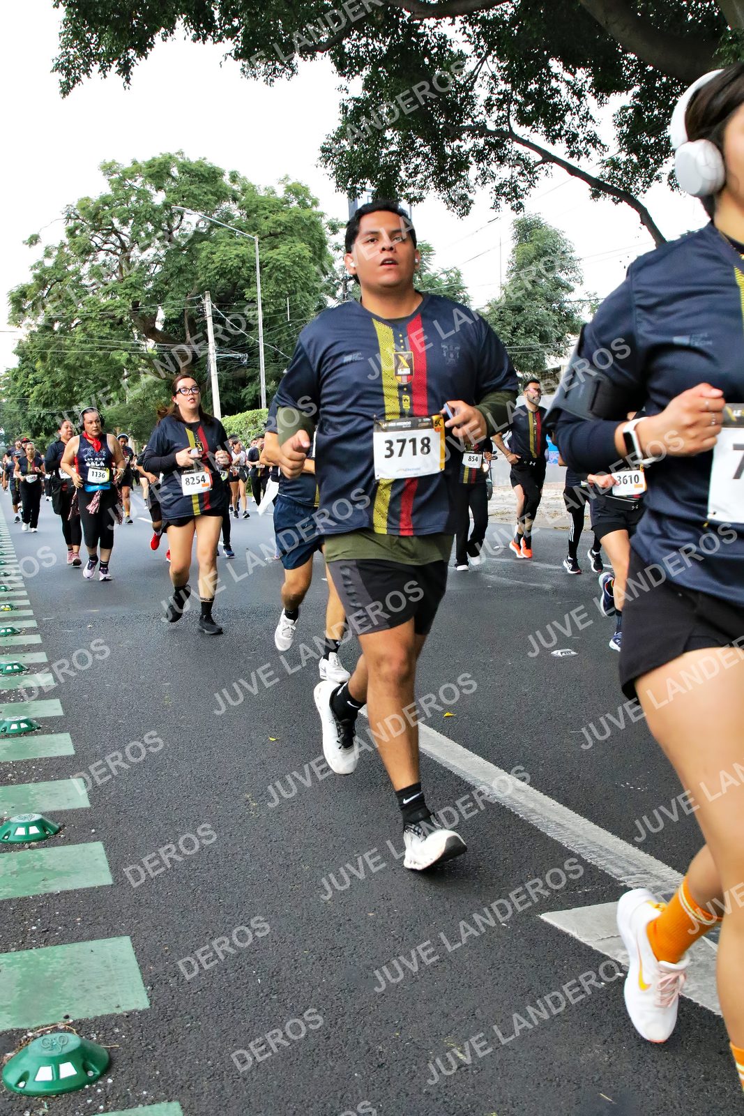 Foto de la X Carrera Leones Negros Red Cola 2026 en Rectoría General de la UdeG, Av. Juárez 976 (meta en Av. Enrique Díaz de León y Pedro Moreno), Guadalajara a las 05:11 · dorsal 3718, 8254, 3610, 1136