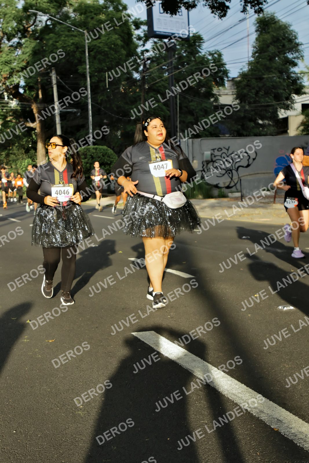 Foto de la X Carrera Leones Negros Red Cola 2026 en Rectoría General de la UdeG, Av. Juárez 976 (meta en Av. Enrique Díaz de León y Pedro Moreno), Guadalajara a las 07:38 · dorsal 4046, 4047