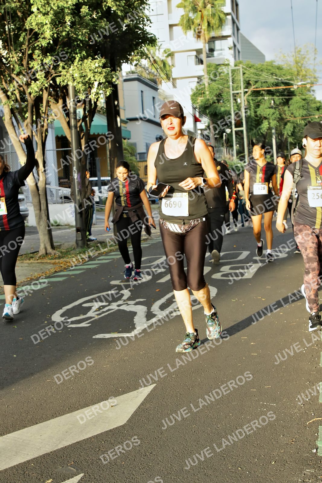 Foto de la X Carrera Leones Negros Red Cola 2026 en Rectoría General de la UdeG, Av. Juárez 976 (meta en Av. Enrique Díaz de León y Pedro Moreno), Guadalajara a las 07:31 · dorsal 6690, 25