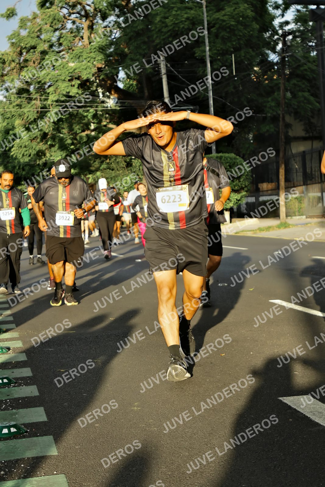 Foto de la X Carrera Leones Negros Red Cola 2026 en Rectoría General de la UdeG, Av. Juárez 976 (meta en Av. Enrique Díaz de León y Pedro Moreno), Guadalajara a las 07:28 · dorsal 6223, 3022, 5254