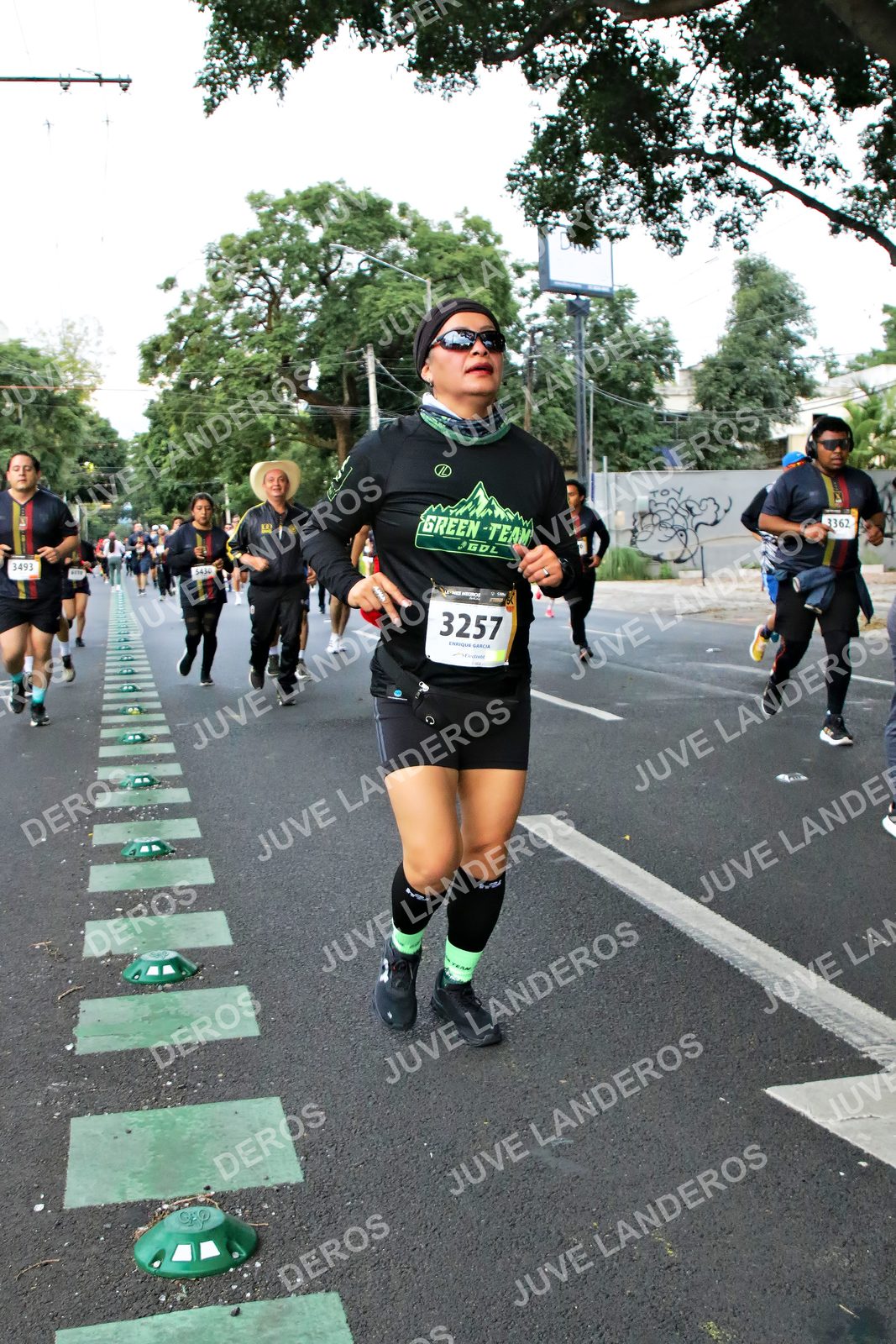 Foto de la X Carrera Leones Negros Red Cola 2026 en Rectoría General de la UdeG, Av. Juárez 976 (meta en Av. Enrique Díaz de León y Pedro Moreno), Guadalajara a las 05:10 · dorsal 3257, 3493, 3362
